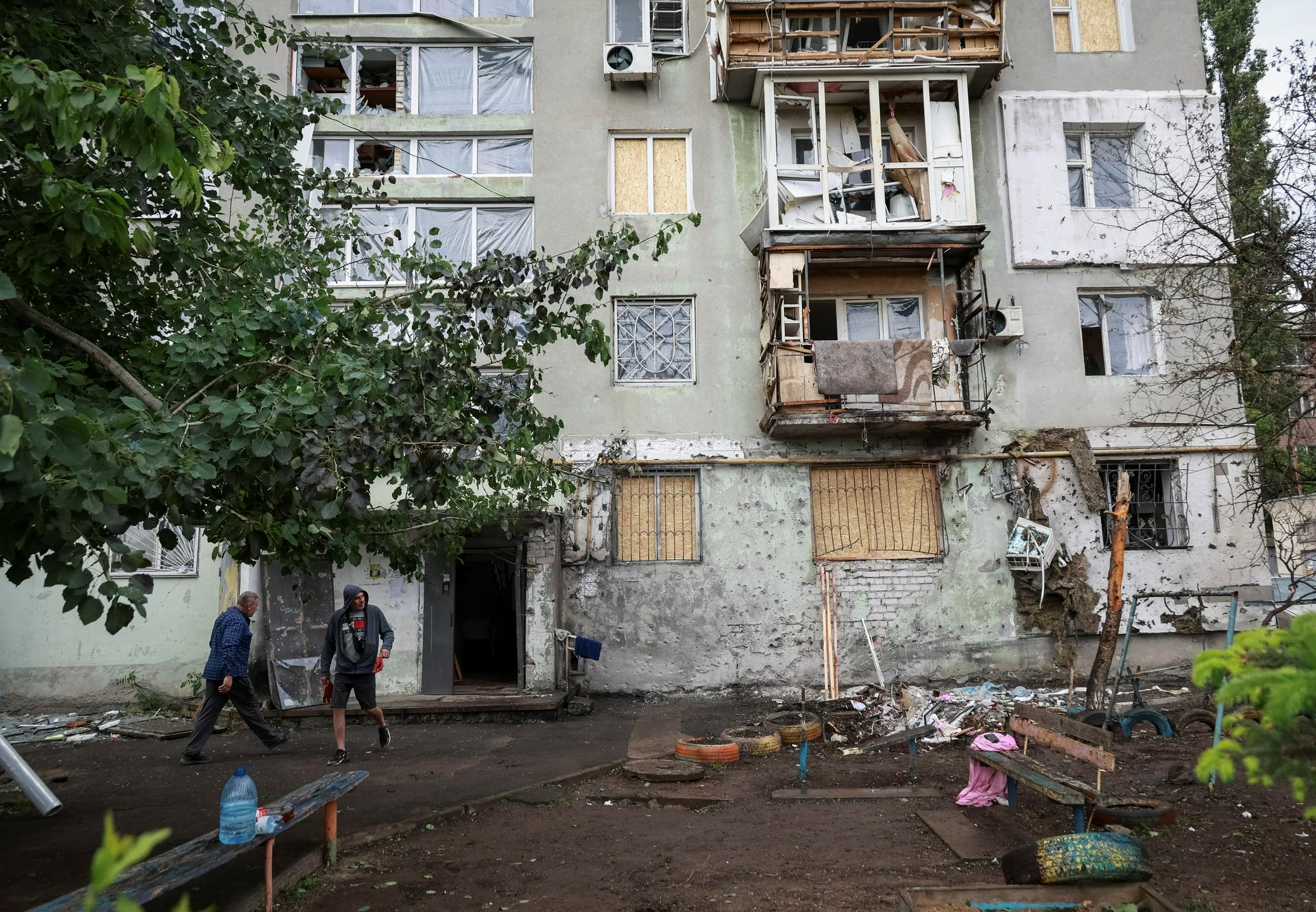V ruskih napadih v Ukrajini najmanj ena žrtev, proruske oblasti pa poročajo o ubitem otroku