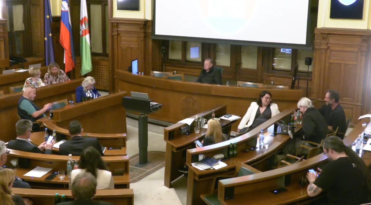 Ljubljanski mestni svetniki izglasovali umik odloka o parkiranju, glasovali bodo še o referendumu