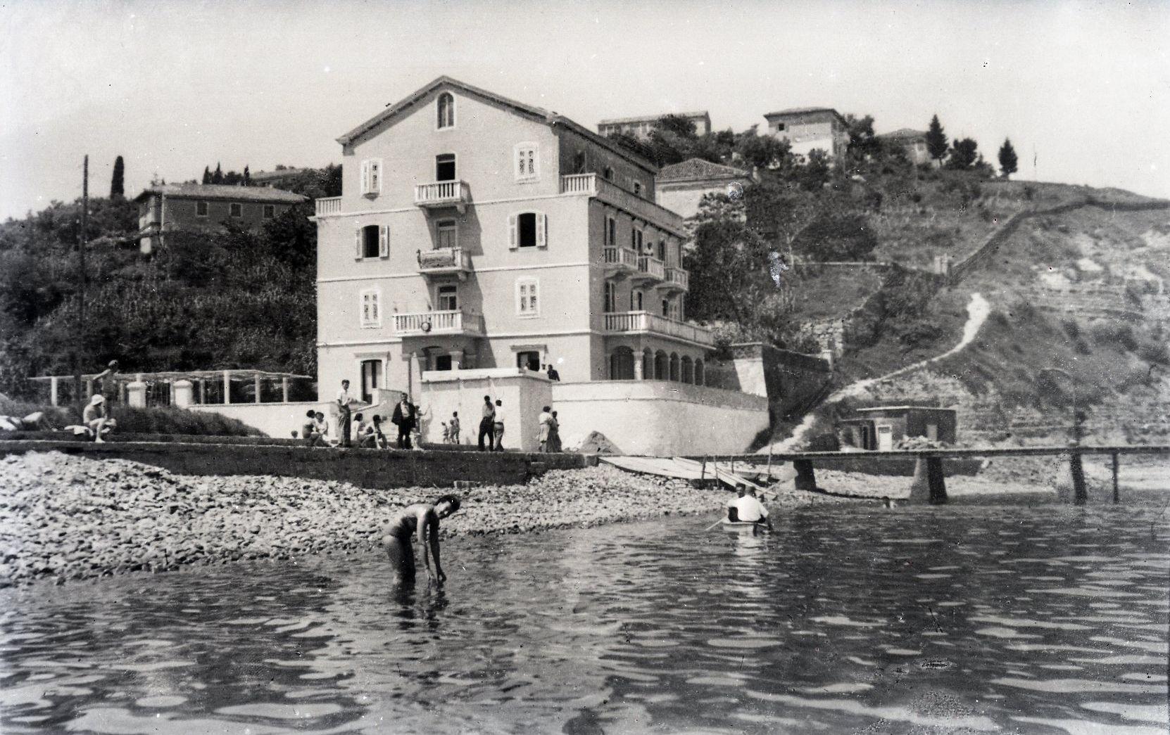 Dopustovanje na morju - od aristokratskega razkošja do sindikalne pravice