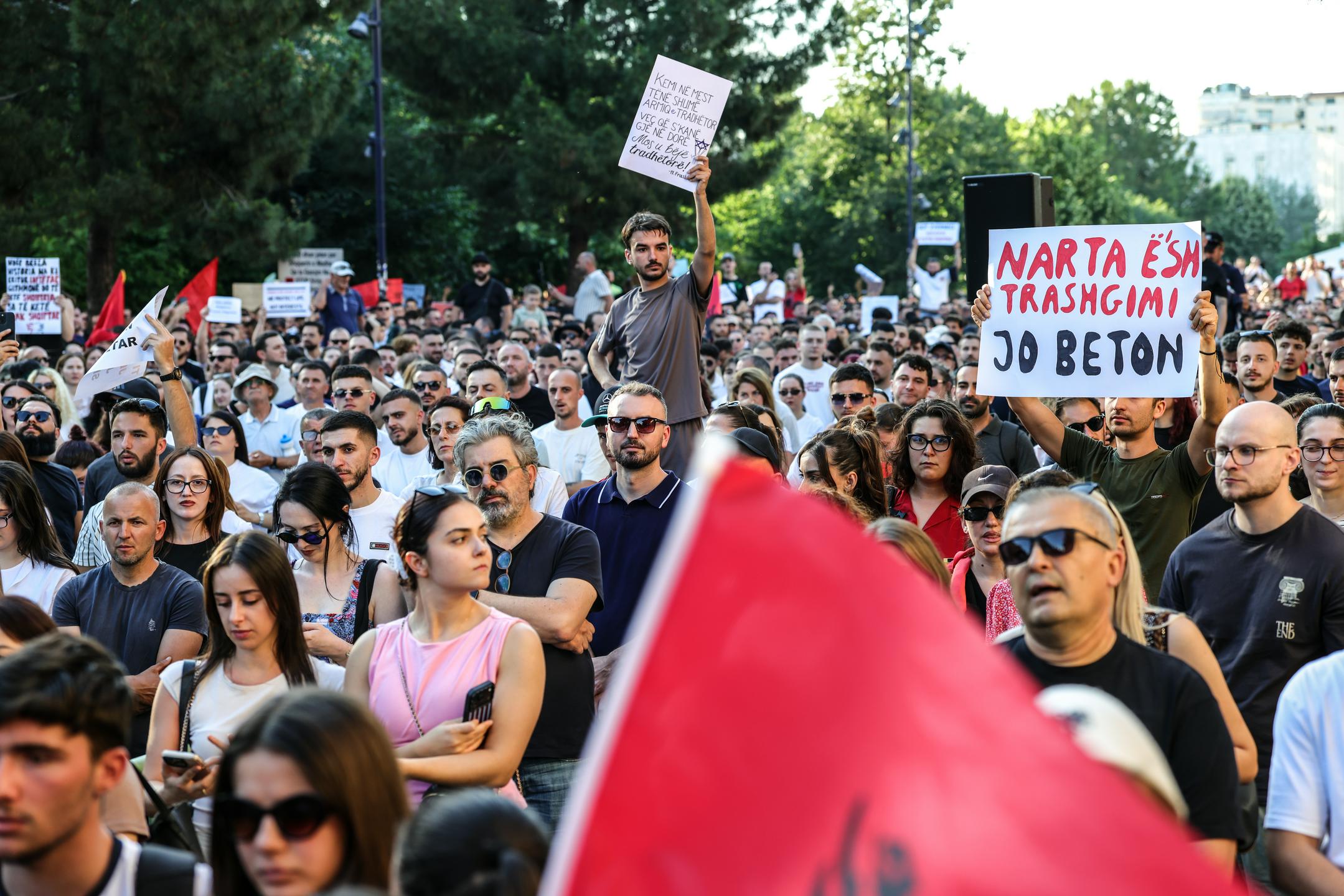 V Tirani množični protesti proti projektu luksuznega letovišča, povezanem s Trumpovim zetom