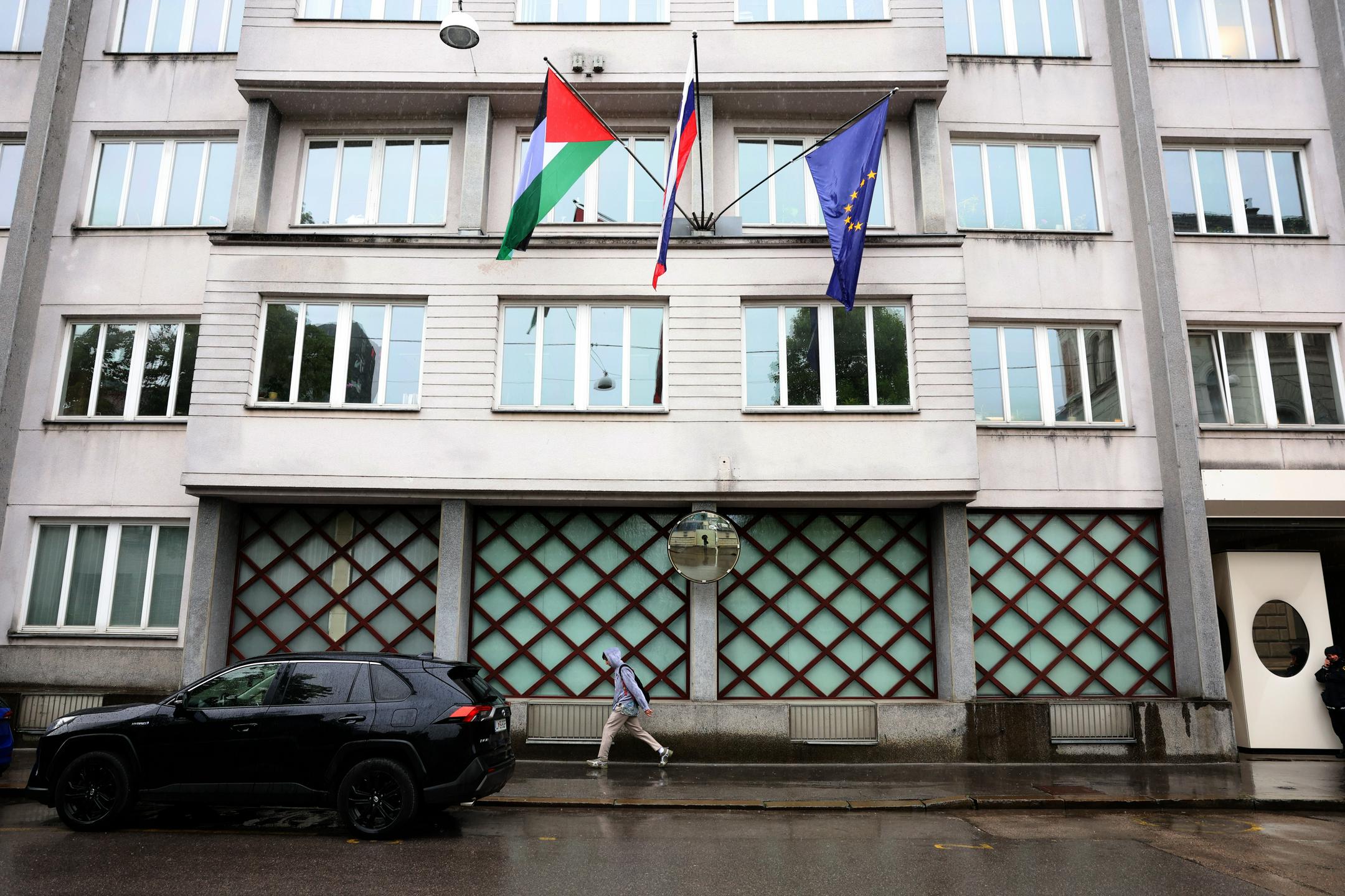 Izrael bo odprl veleposlaništvo v Ljubljani. Z vladne palače umaknili palestinsko zastavo.