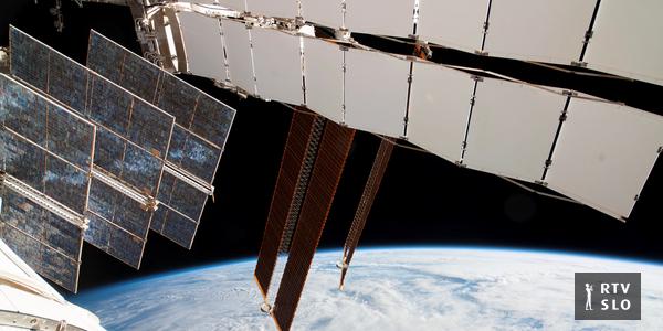 Astronavti na Mednarodni vesoljski postaji zaradi popravil začasno napoteni v vesoljsko plovilo