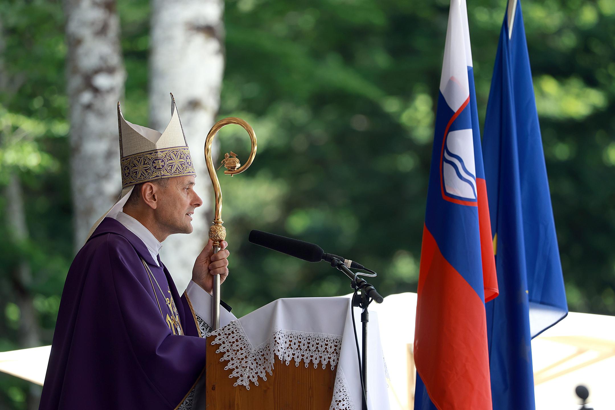 Saje: "Ko narod spoštljivo poskrbi za pokojne, krepi temelje medsebojnega zaupanja."