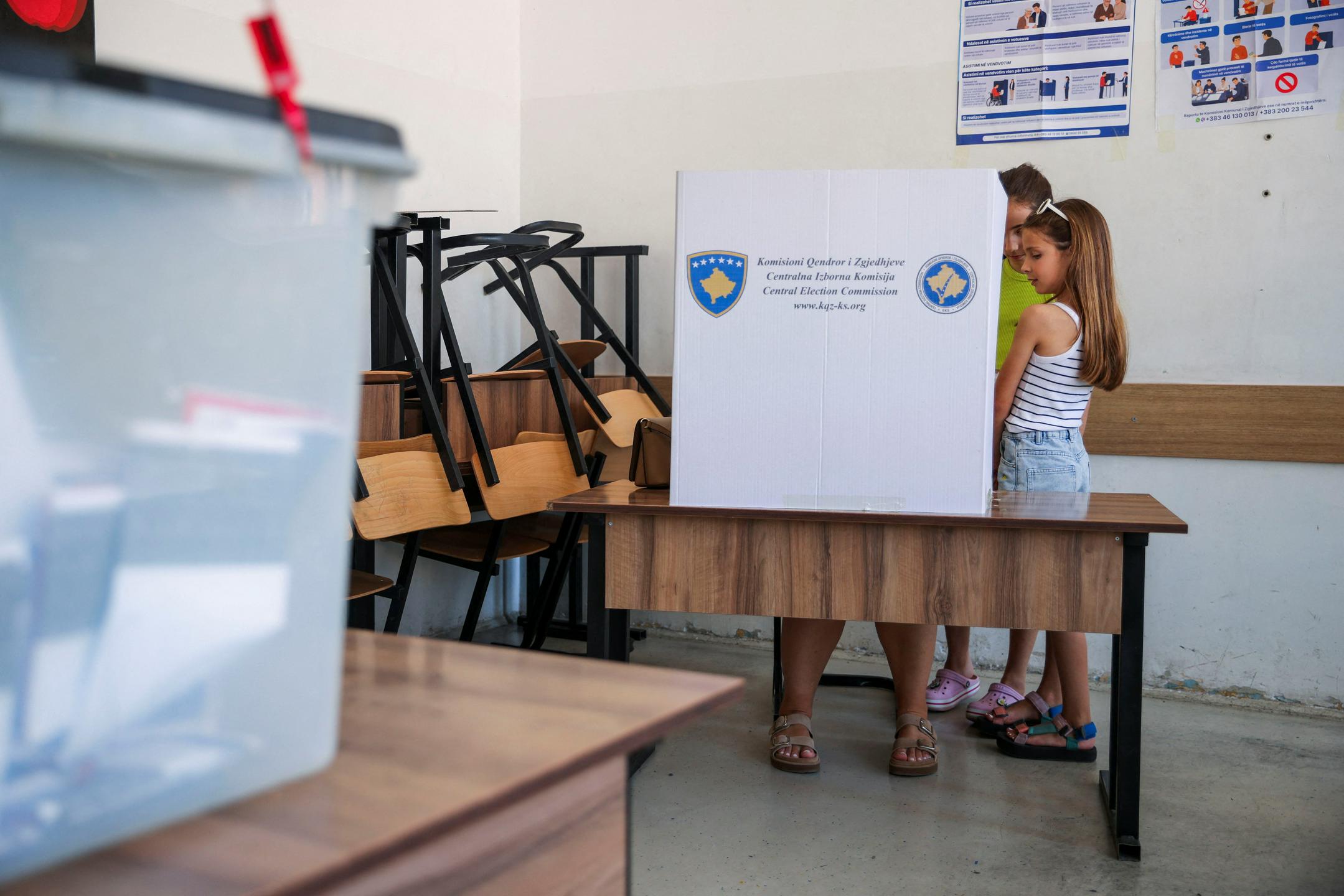 Na Kosovu potekajo tretje parlamentarne volitve v 16 mesecih, ponovno naj bi zmagal Albin Kurti