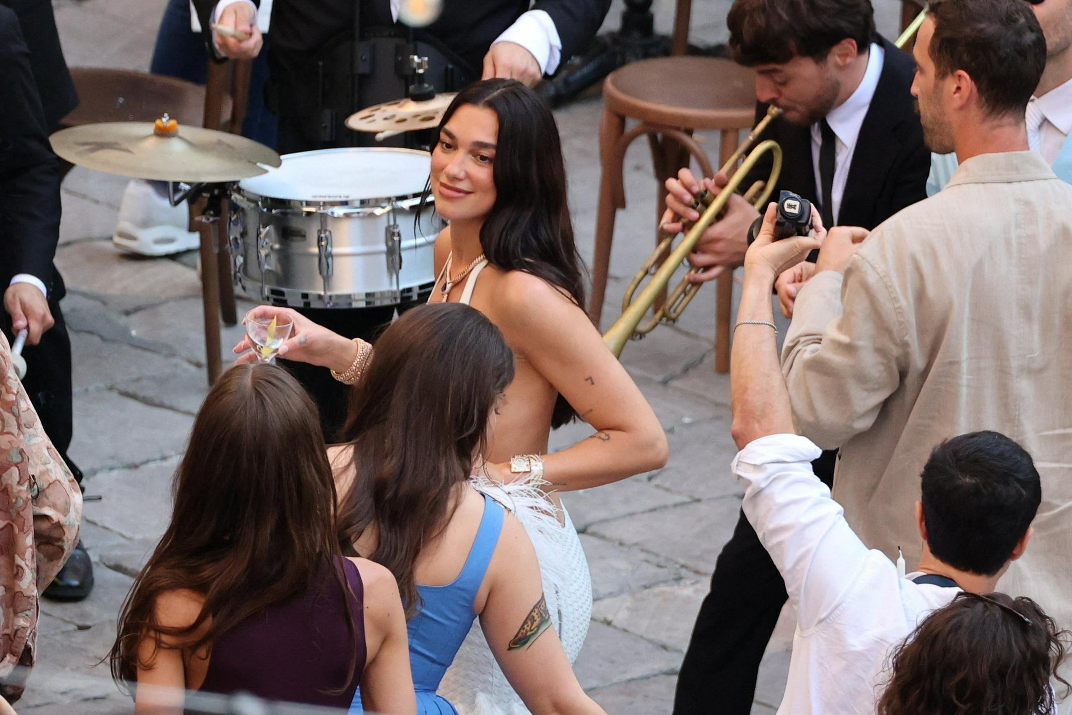 Poročno slavje v Palermu ali Dua Lipa in Callum Turner sta si še enkrat dahnila da