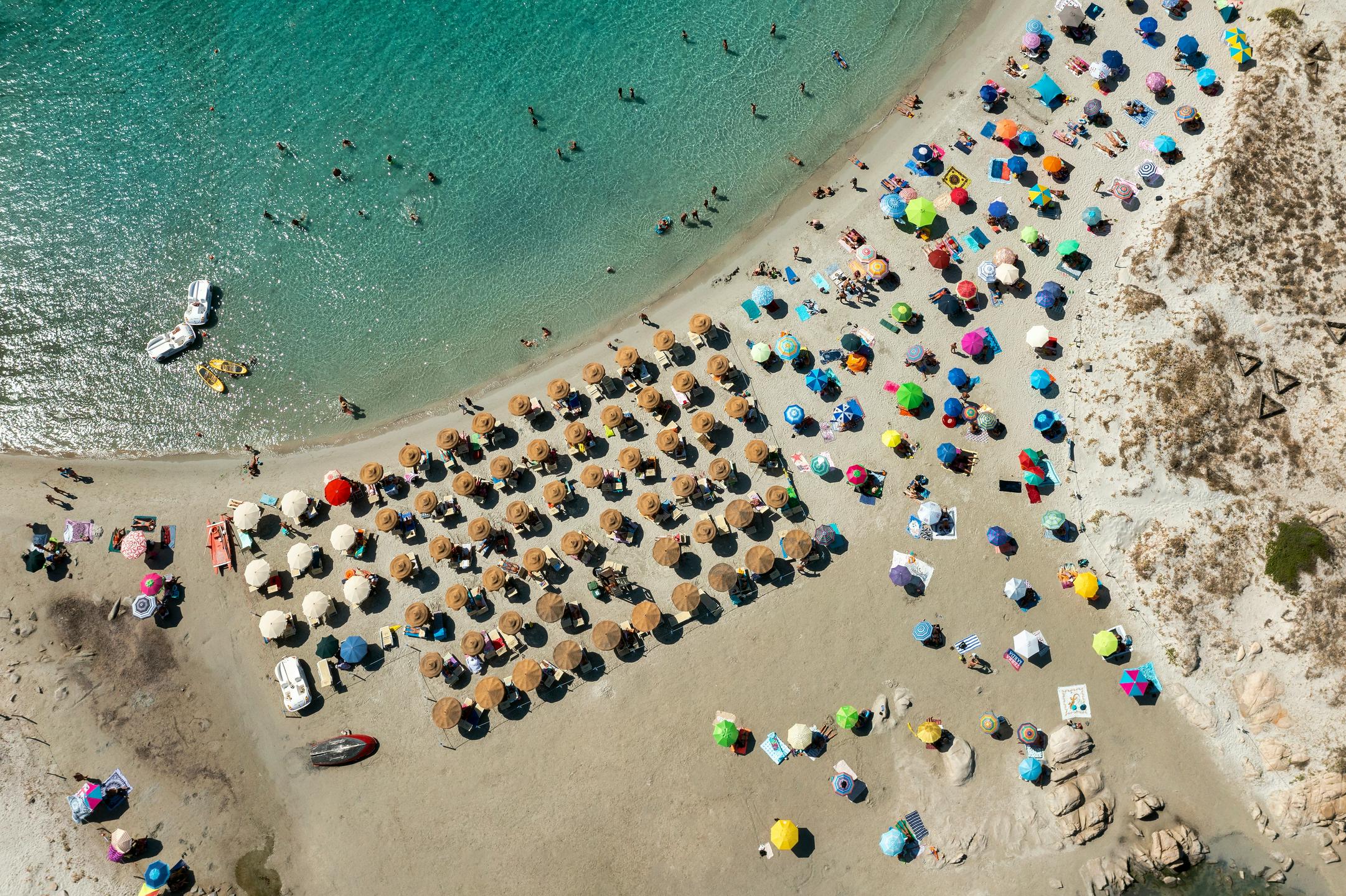 Nova pravila na eni najbolj priljubljenih plaž na Sardiniji: senčniki le še za otroke in starejše