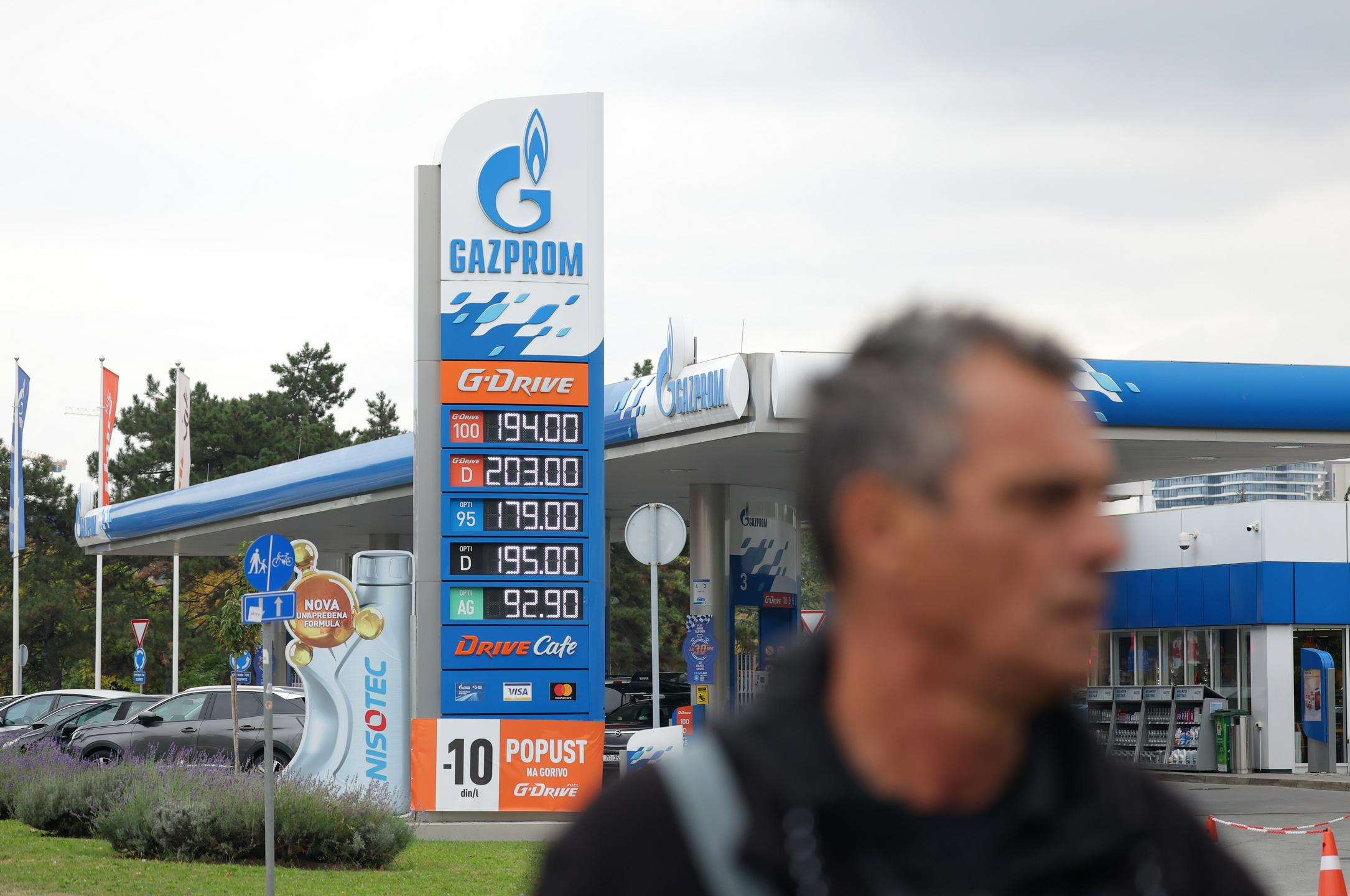 Srbija in madžarski Mol potrdila dogovor glede prevzema Naftne industrije Srbije