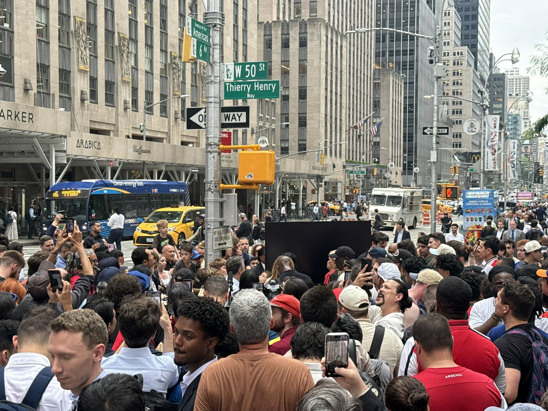Ob začetku prvenstva v New Yorku cesti začasno poimenovali po Thierryju Henryju in Peleju