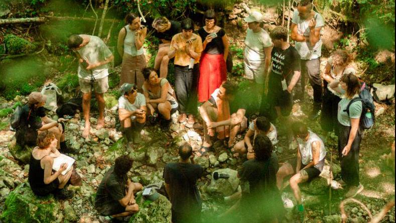 V sadovnjaku Topolovega – instalacija, ki zabriše meje med branjem, poslušanjem in bivanjem