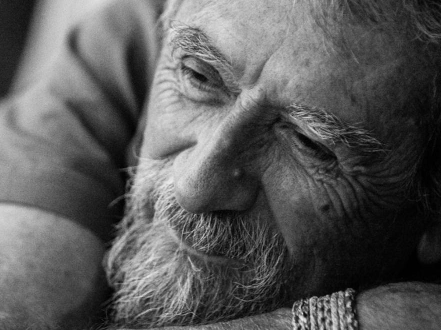 Velenjica - čaša nesmrtnosti v roke pesniku "zadržane, a izjemno intenzivne govorice" Jožetu Štucinu