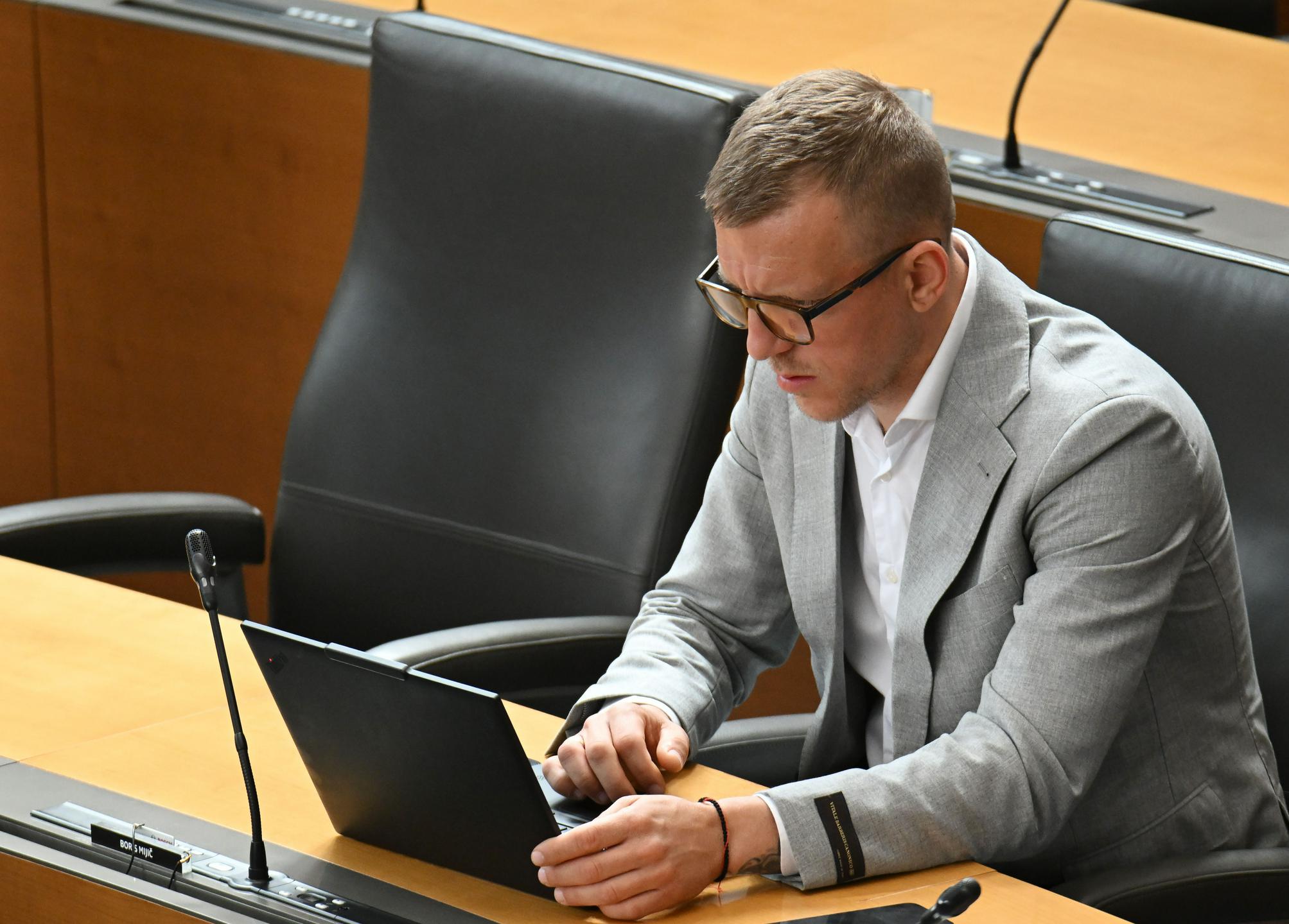 Poslanec Mijič kljub dolgu do države in do nekdanjih zaposlenih išče 25 novih delavcev