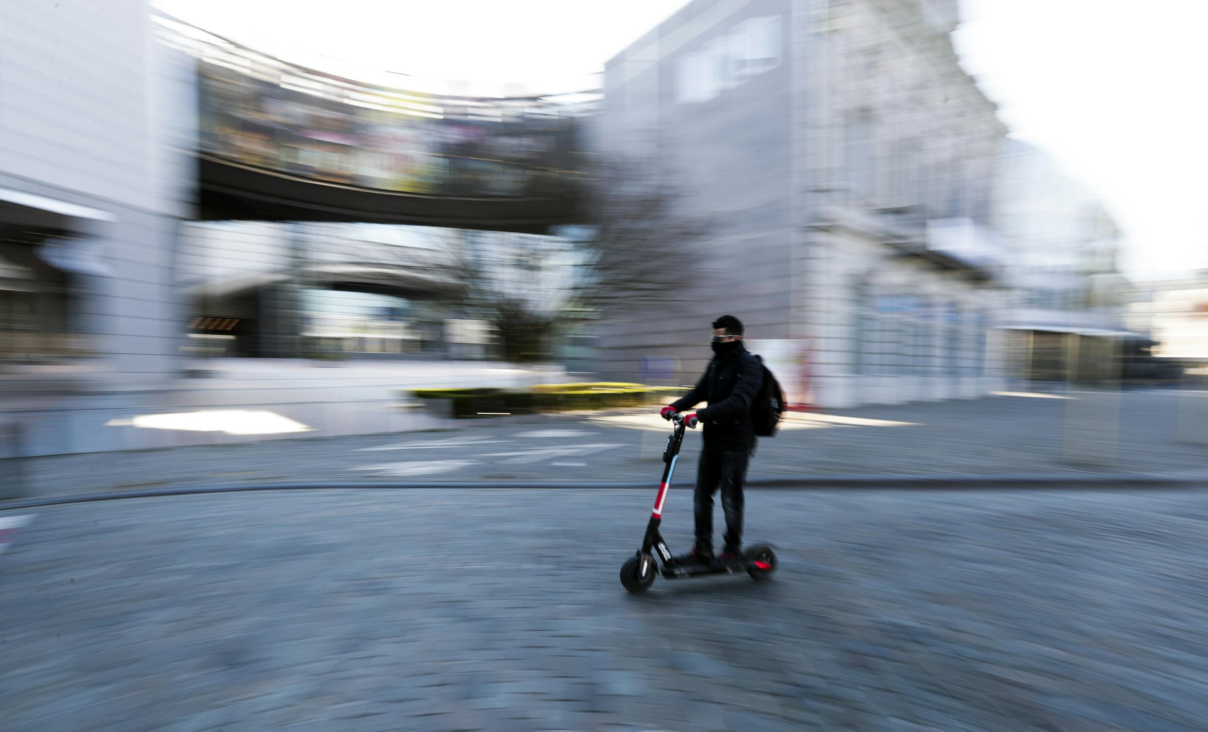 Bruselj bo prepovedal izposojo električnih skirojev