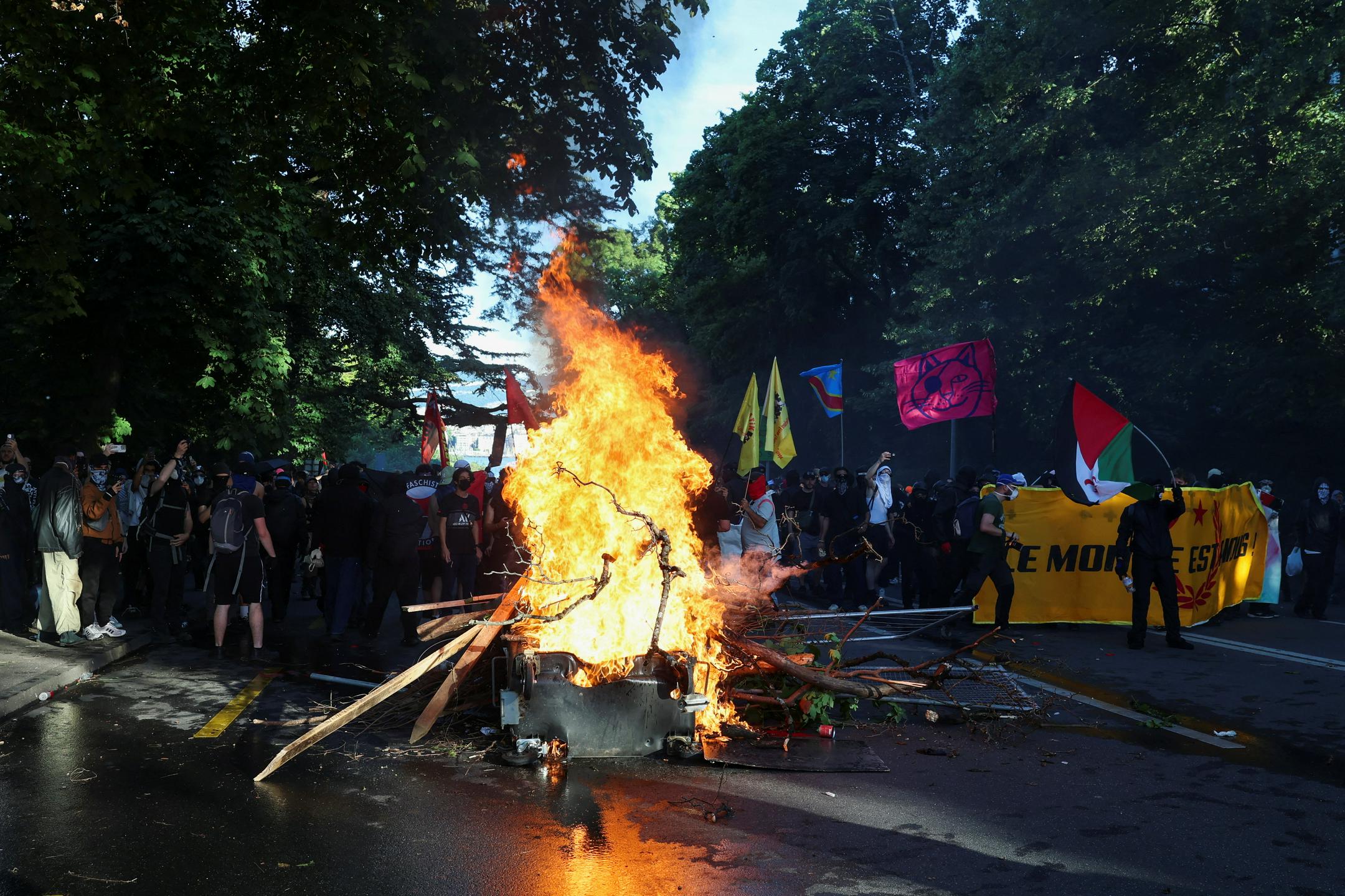 Na množičnem protestu v Ženevi proti vrhu G7 tudi spopadi s policijo