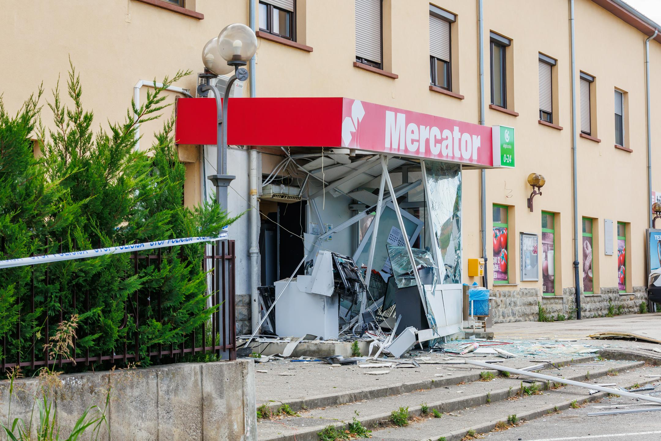 V Bertokih neznanci ponoči razstrelili bankomat, poškodovan je tudi vhod v trgovino