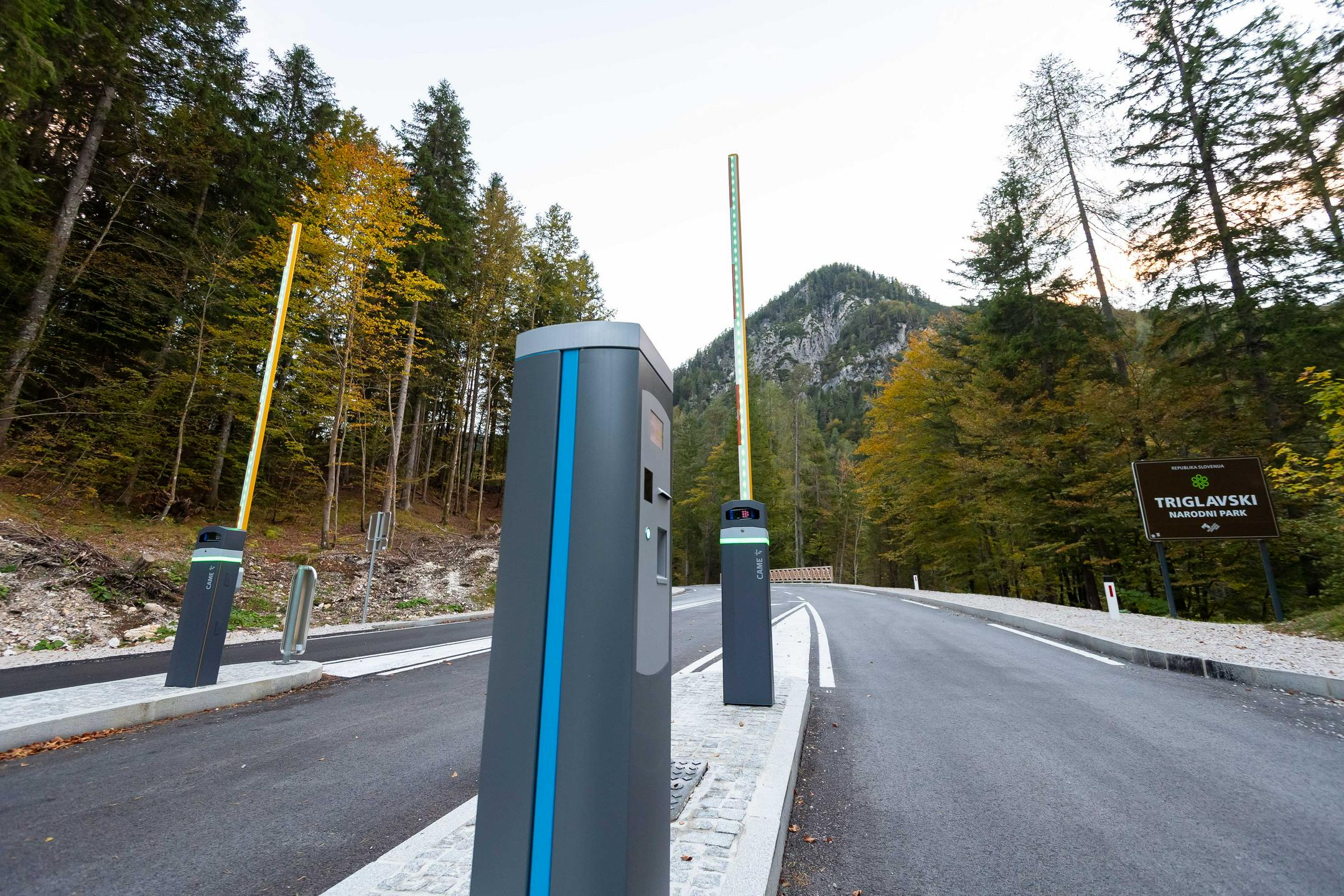 Na Vršiču nov režim: zapornice, prepoved parkiranja na vrhu in brezplačni avtobusi