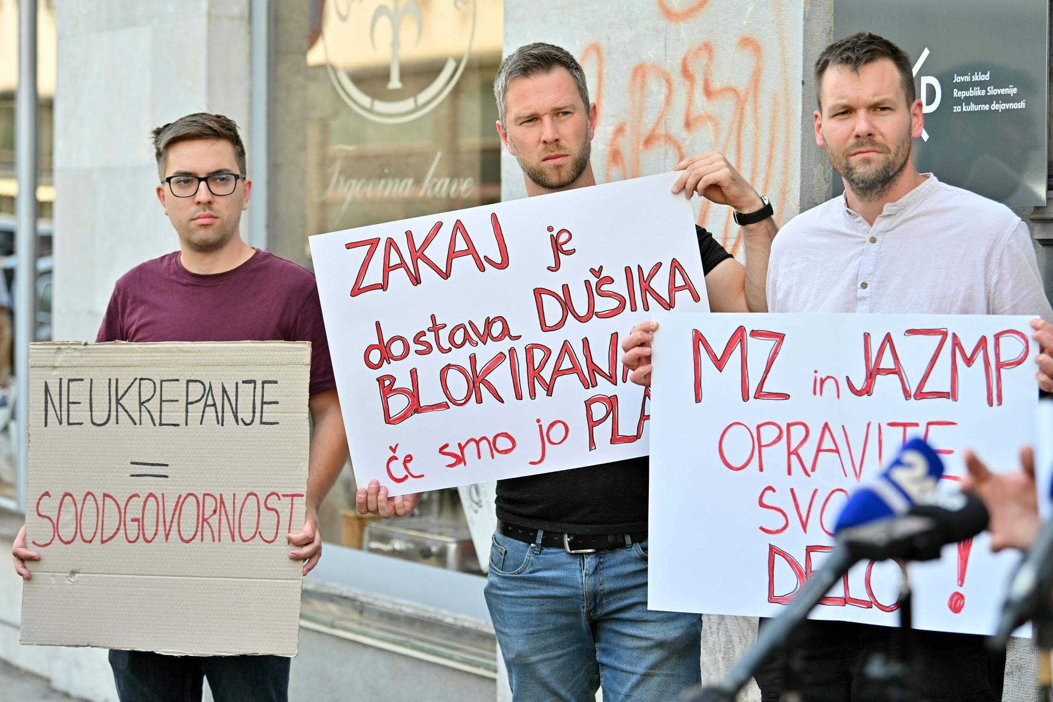 Starši z vzorci Biobanke protestirali: "Prejšnja ministrica ščitila skorumpirane uradnike"