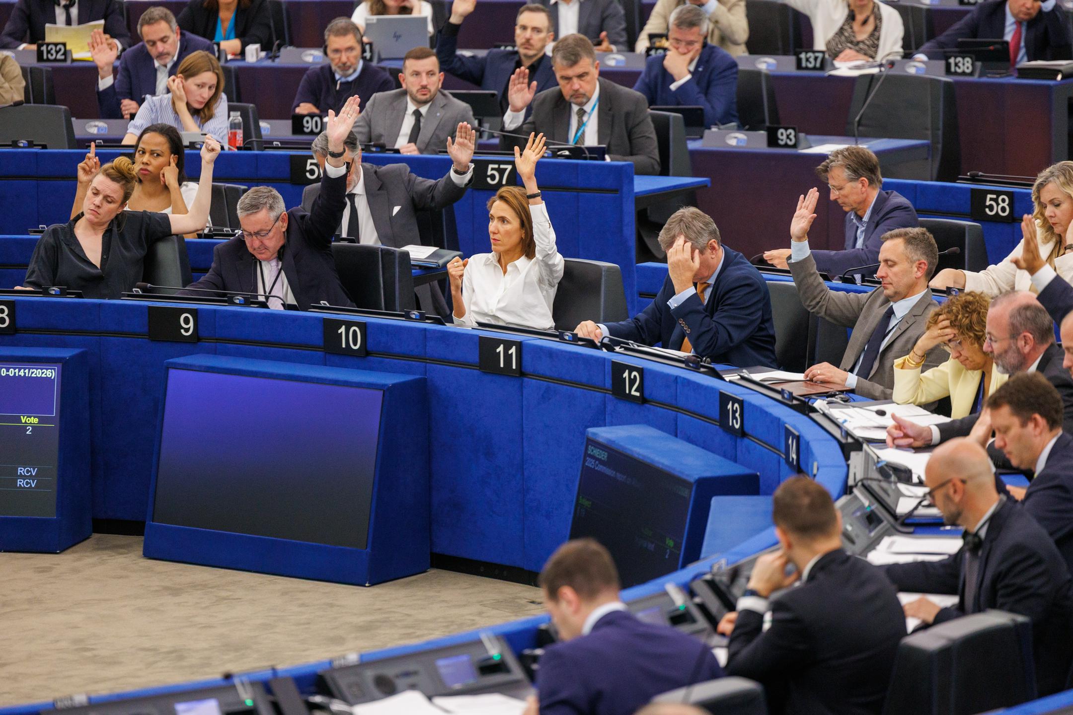 Po izglasovanju migrantske zakonodaje evroposlanci z desnice vzklikali "pošljite jih nazaj"