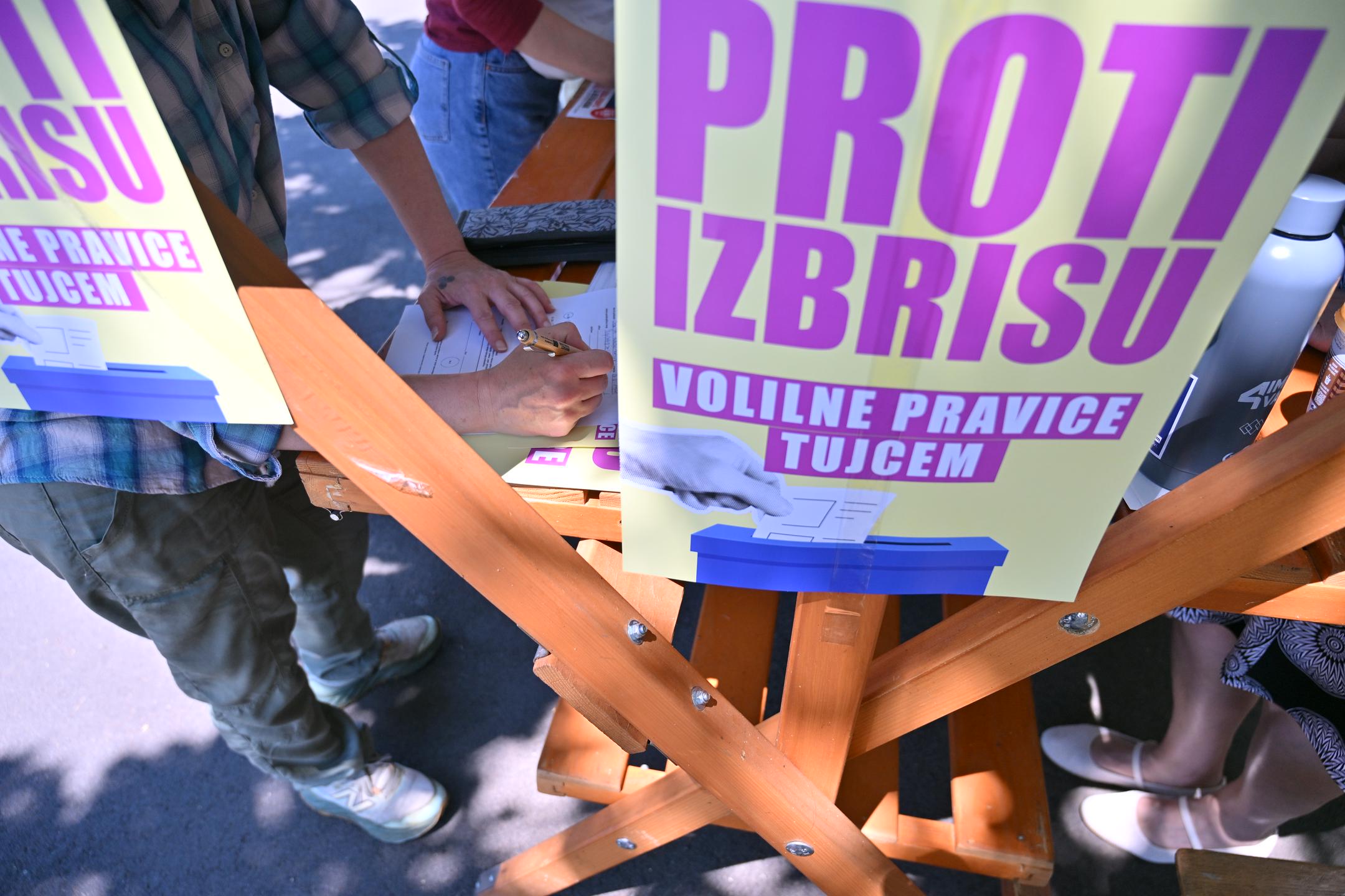 Pobudniki za začetek postopka za referendum glede lokalnih volitev zbirajo podpise
