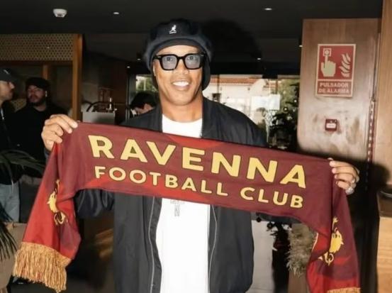 Ronaldinho se vrača na nogometne zelenice - bo dejansko tudi igral?