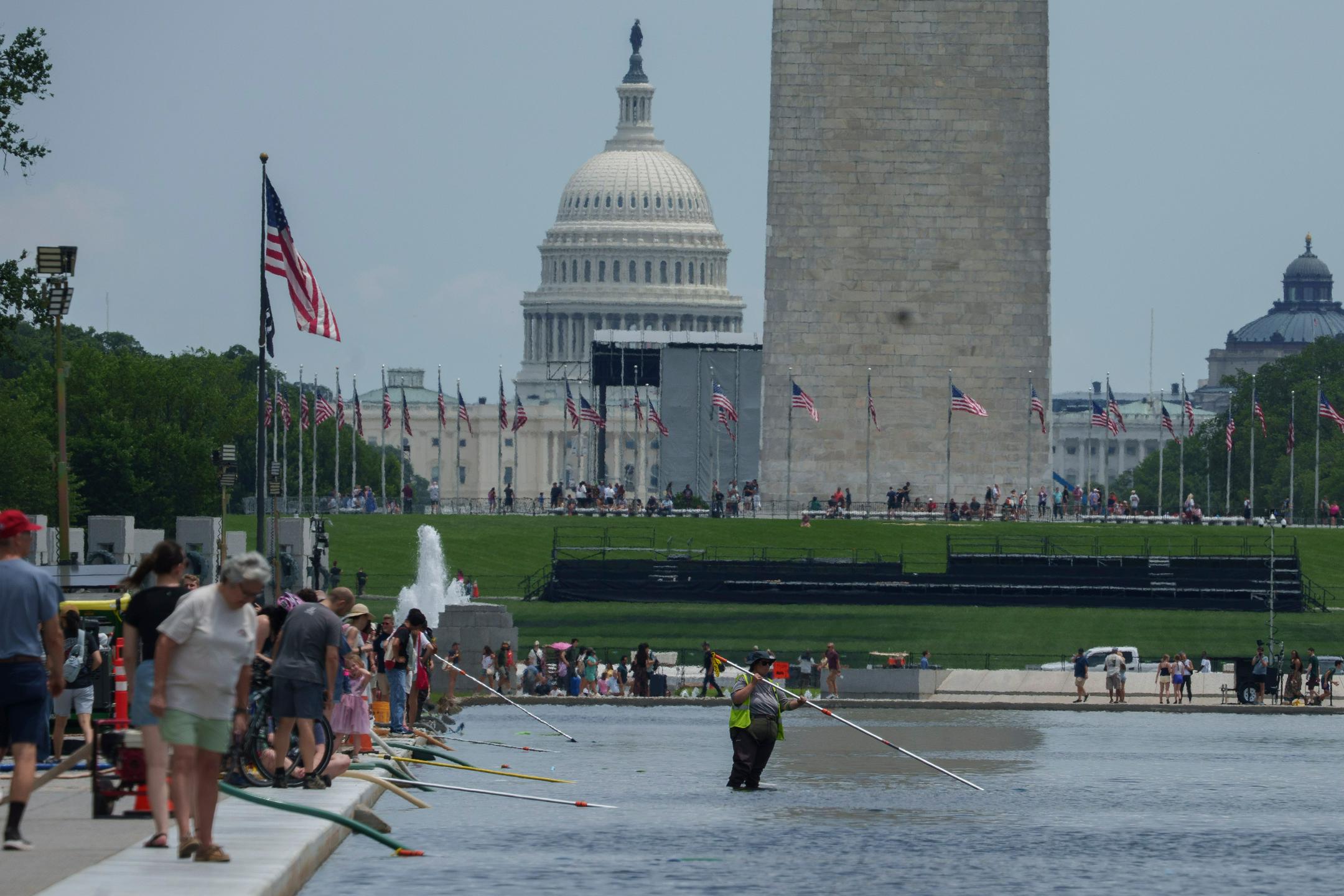 Odsevni bazen v Washingtonu bo spet izpraznjen. Trump za nastalo škodo krivi vandale.