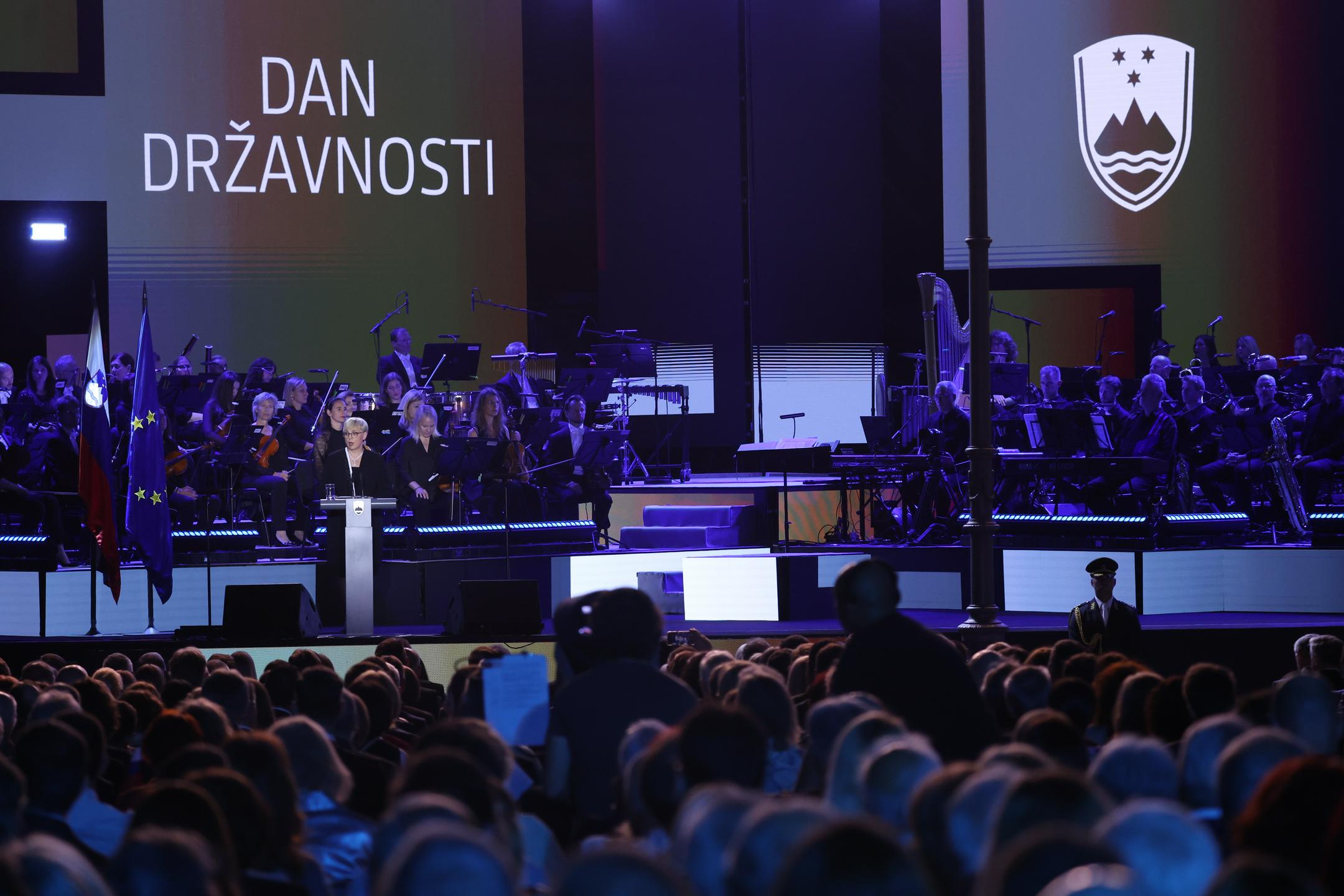 Osrednja državna proslava z dvema govorcema bo nocoj na Trgu republike