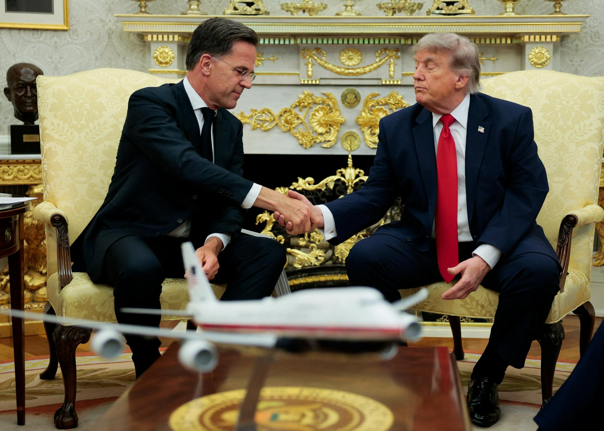 Rutte z laskanjem Trumpu skušal omiliti napetosti med ZDA in evropskimi zavezniki