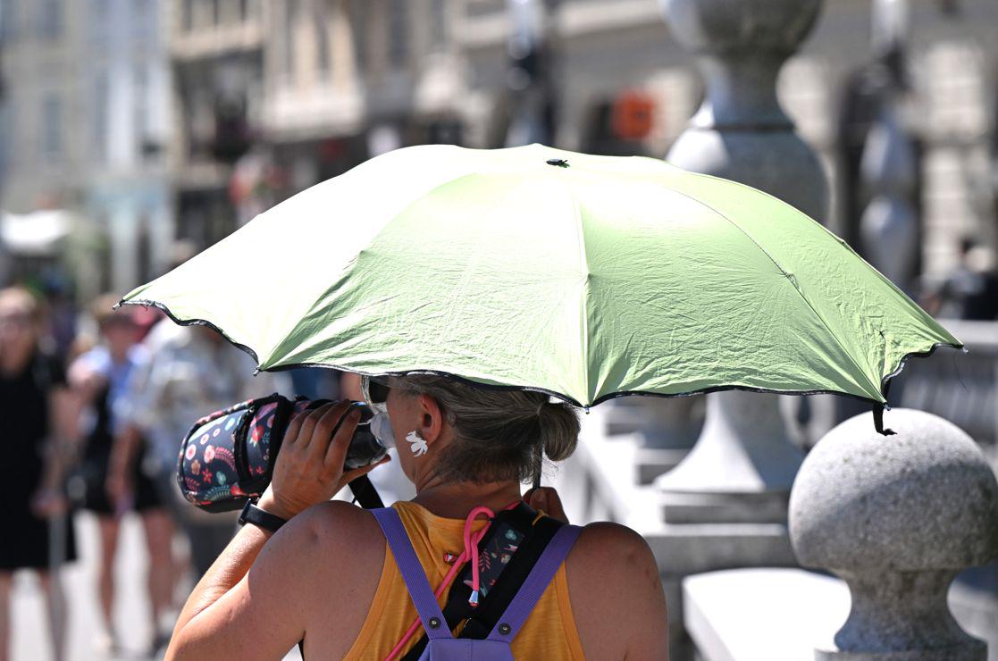 Oranžno opozorilo zaradi visokih temperatur velja za skoraj vso državo