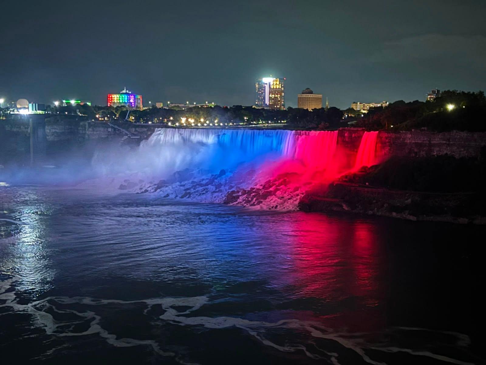 Niagarski slapovi za kratek čas zasijali v barvah slovenske zastave