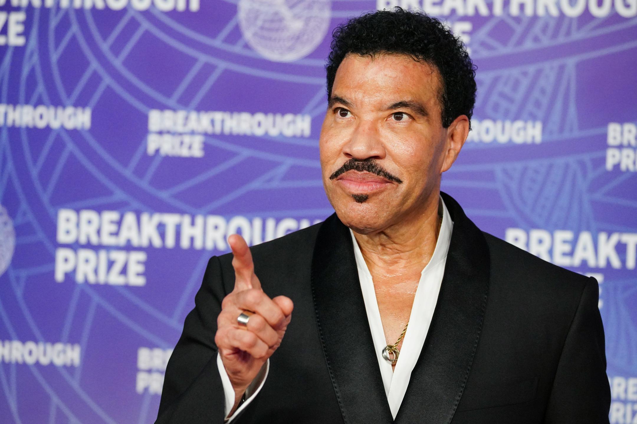 Lionel Richie zaradi vrtoglavice predčasno končal koncert