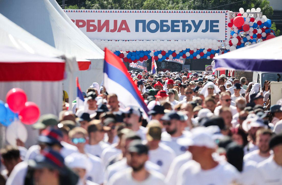 Vučićevi podporniki preplavili ulice Beograda: "Človek gradi ceste, kapo dol".