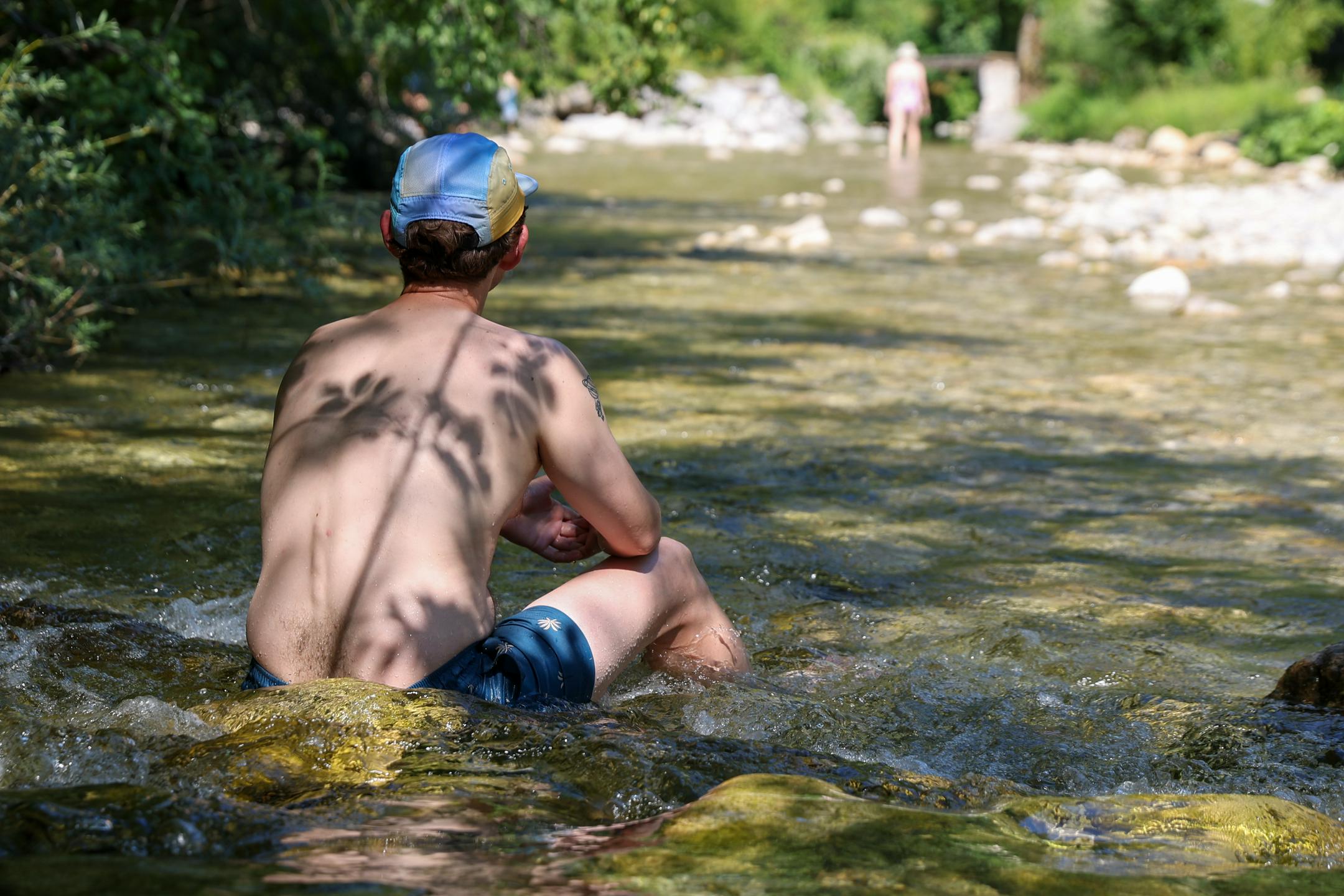 Vroče bo še do srede, ko prihajajo plohe in nevihte