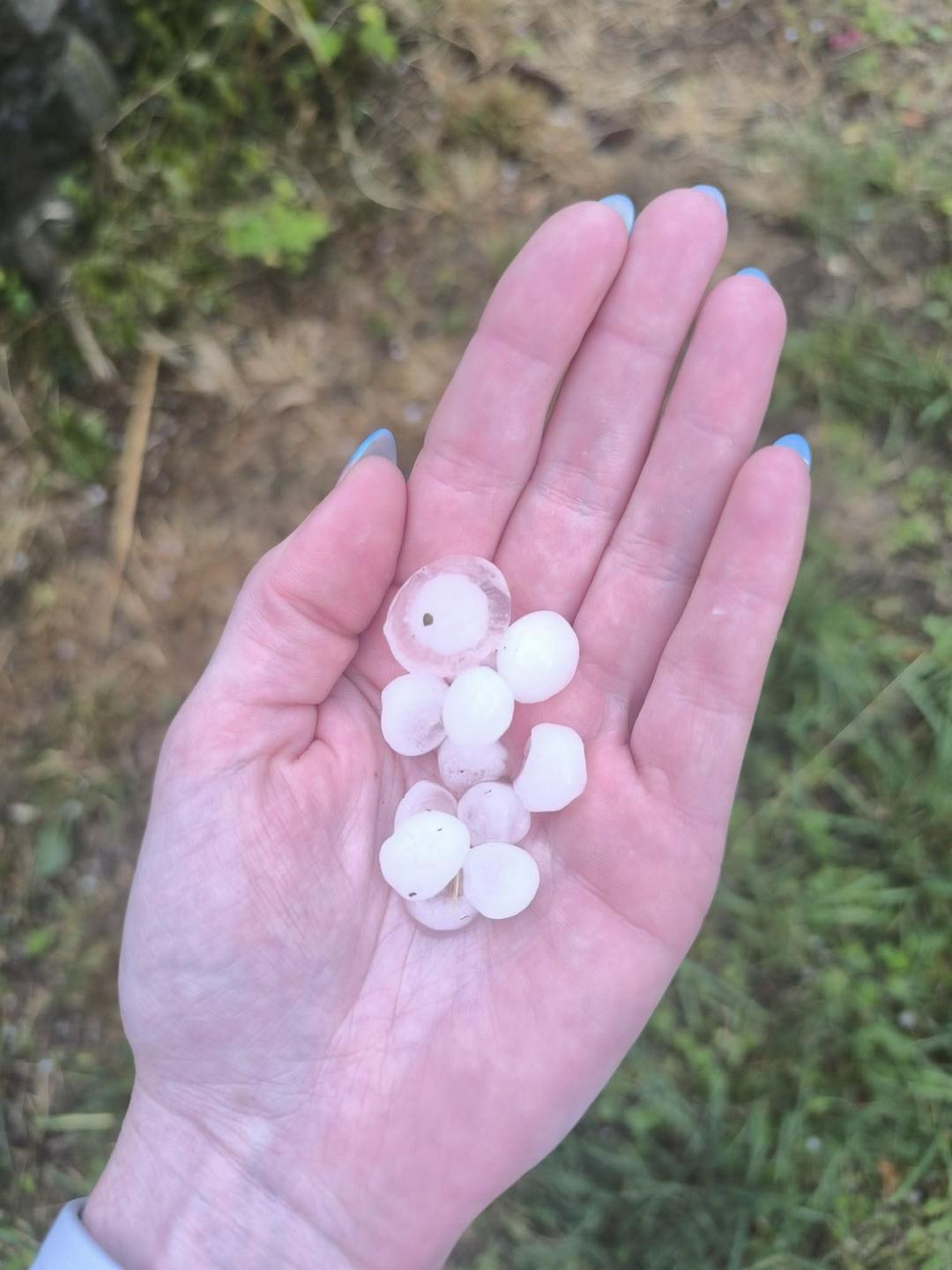 Na Primorskem in Notranjskem vročinske nevihte z nalivi in manjšo točo