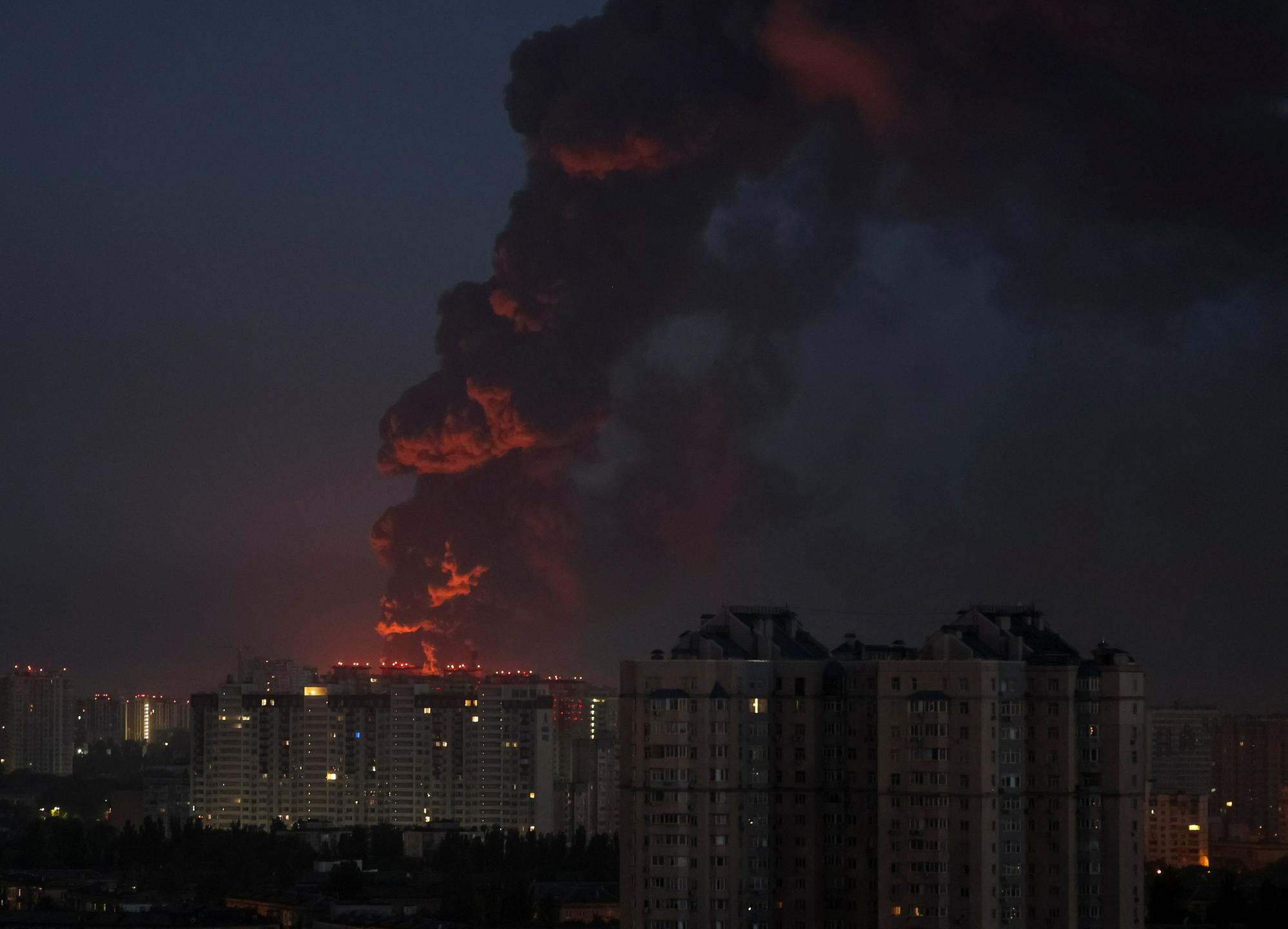 V ruskih napadih na Kijev ubitih najmanj 10 ljudi, med žrtvami naj bi bili tudi otroci