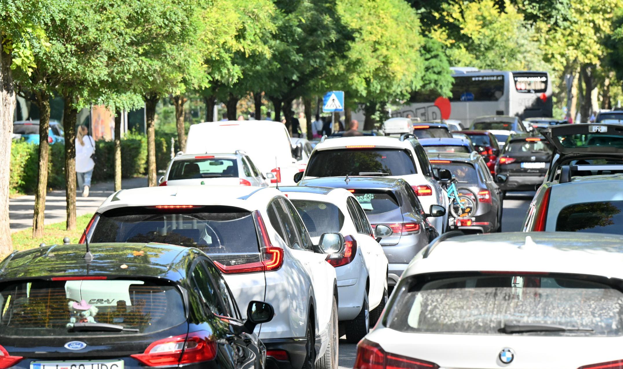 Zastoji, izpusti in polne pisarne. Zakaj se delo od doma "ne prime"?