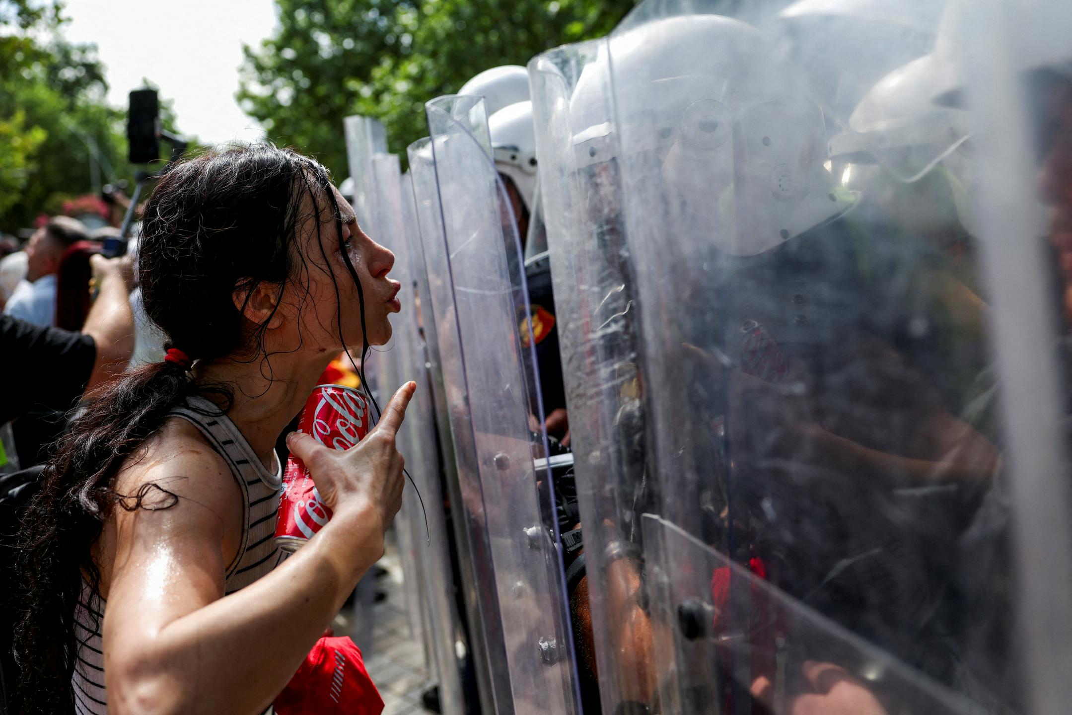 V Tiranu spopadi med policijo in protestniki na shodu proti projektu družine Trump