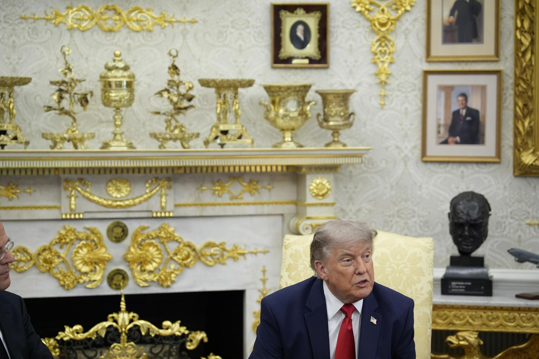 Trump zapisal, da je "smešno", da ZDA ohranjajo "enostranski" odnos z Natom