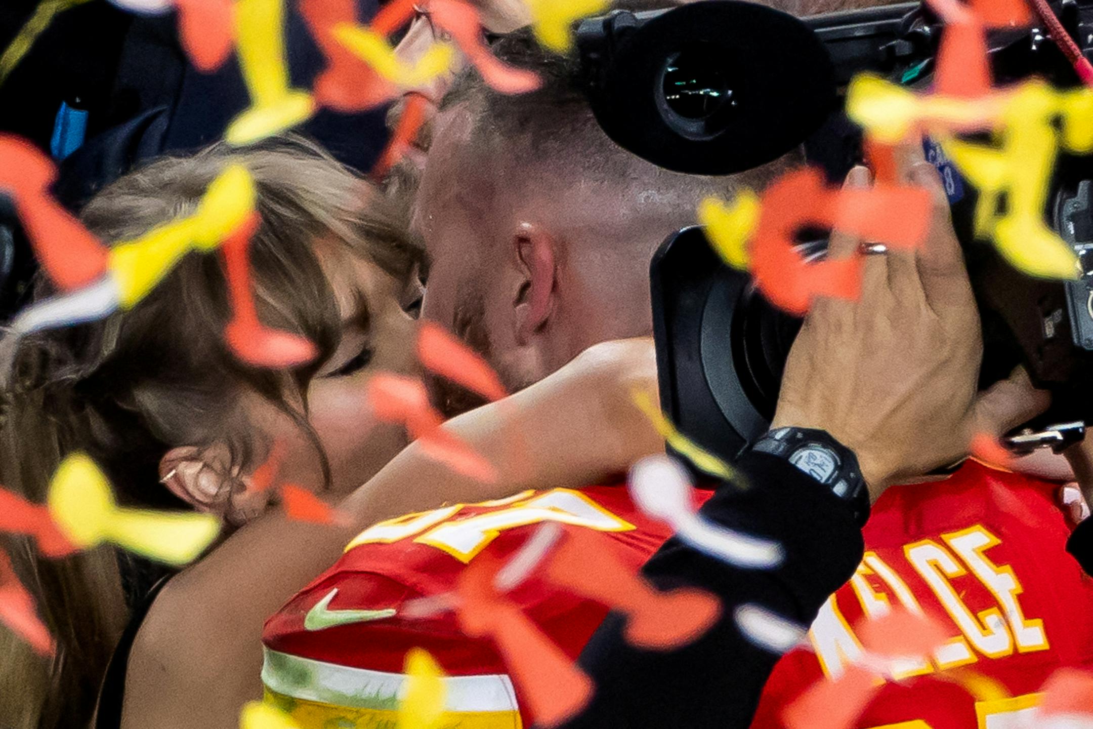 Američani dočakali poroko leta – v zakon sta skočila Taylor Swift in Travis Kelce