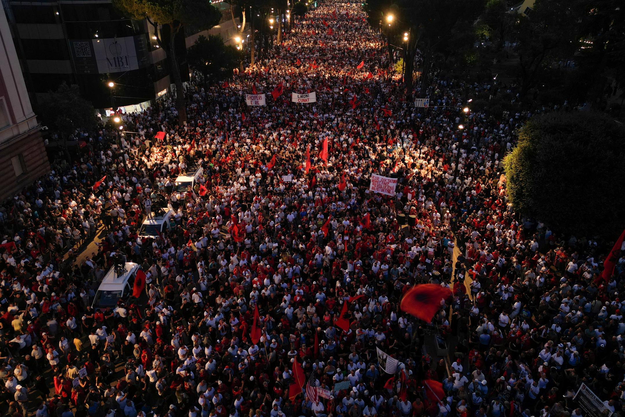 V Tirani največji protest proti gradnji luksuznega kompleksa doslej, na ulicah več deset tisoč ljudi