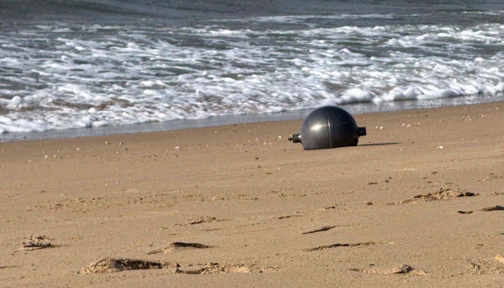 Avstralija preiskuje skrivnostne "vesoljske krogle", ki jih je naplavilo na plažo