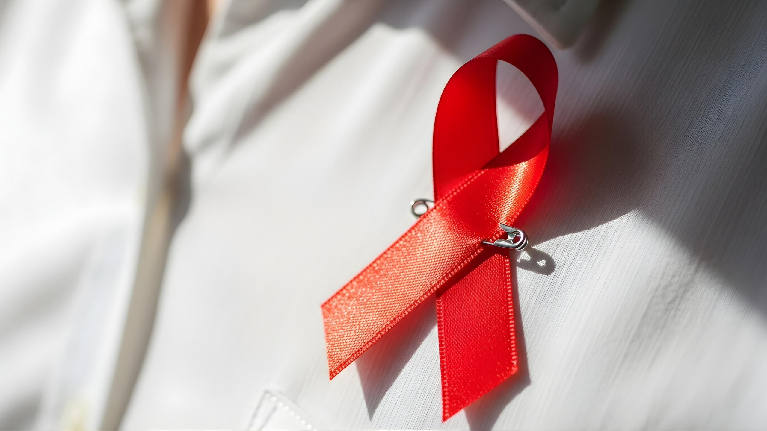 40 let po smrti prvega slovenskega bolnika z aidsom okužbe s HIV-om v Sloveniji niso pogoste
