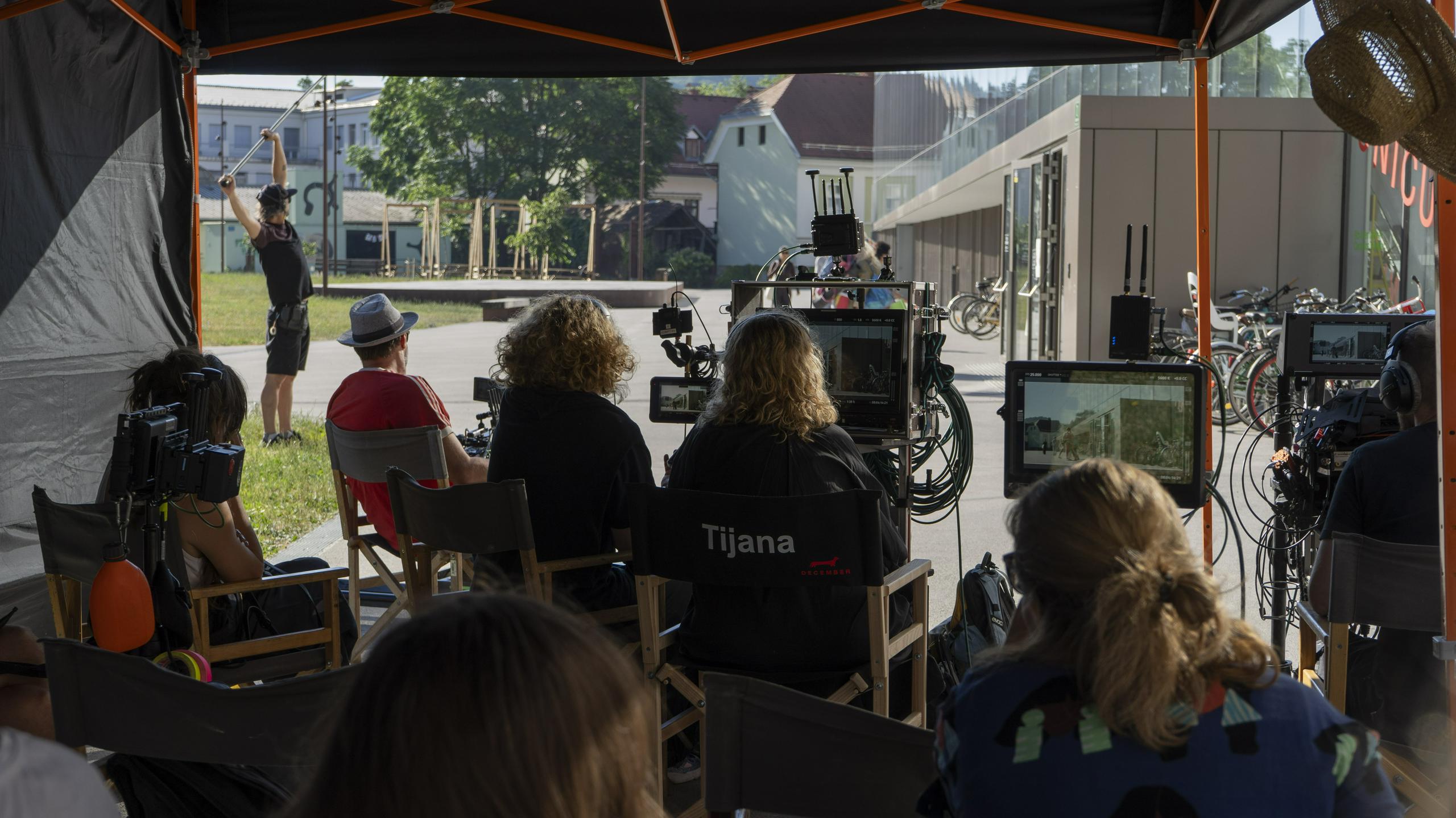 Padla je prva klapa filmskega muzikala Azra v režiji Tijane Zinajić s Polono Juh v naslovni vlogi