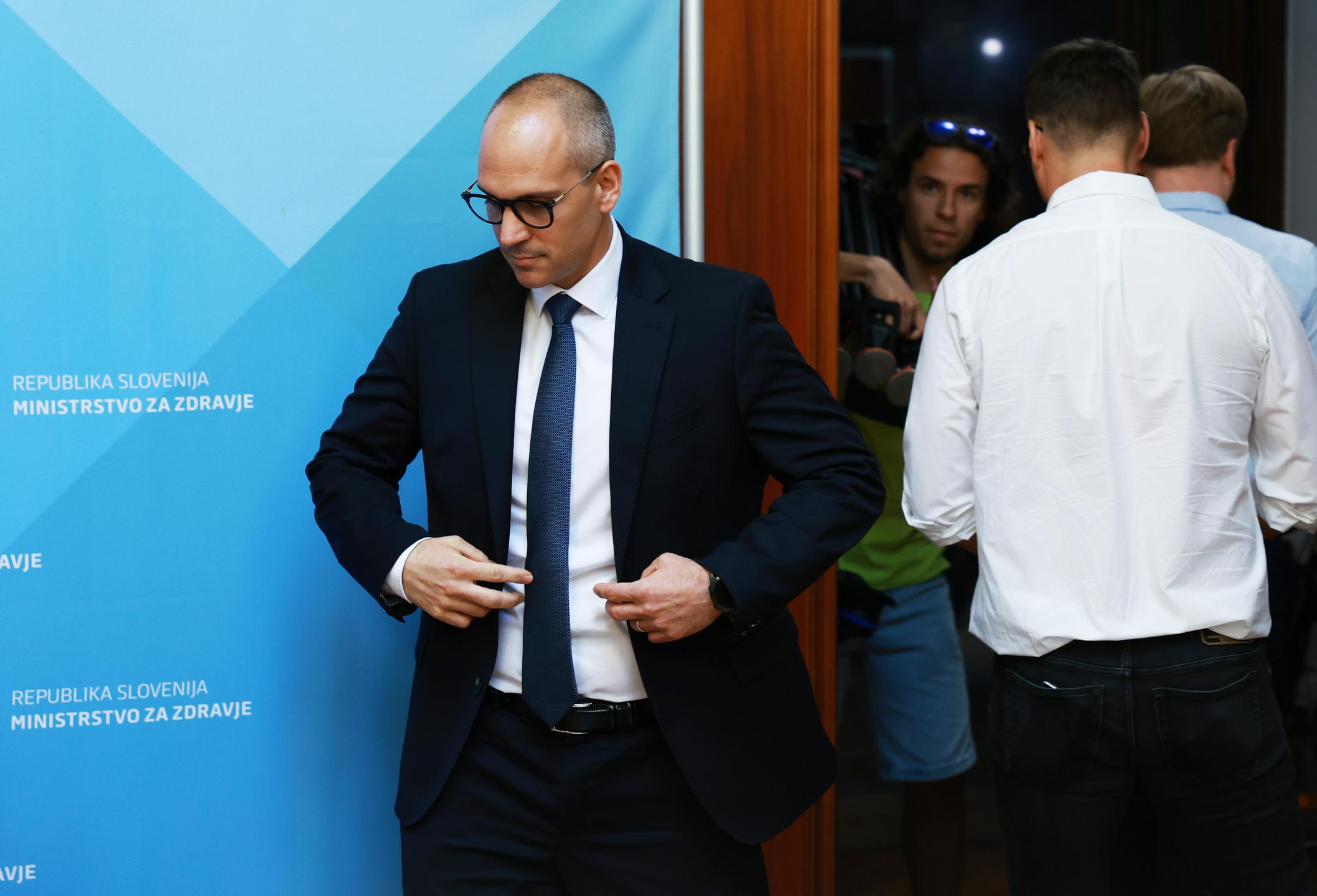 Minister Ostrc bo lahko do osem ur na teden še naprej delal tudi v zasebni zobozdravstveni kliniki