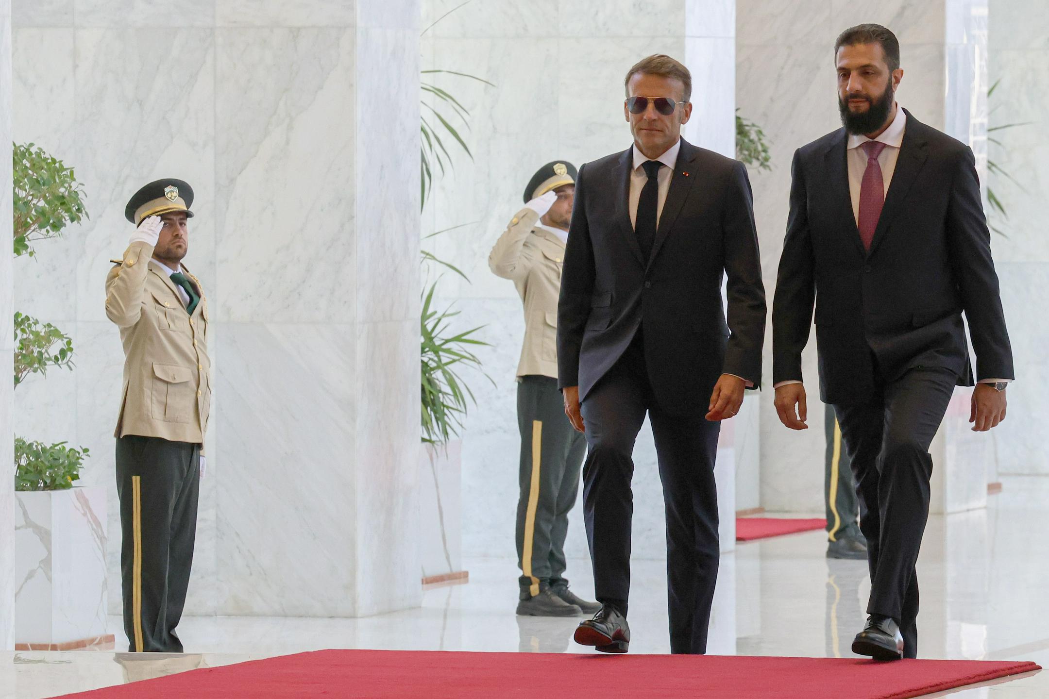 Macron obiskal Damask. Blizu hotela, v katerem je prenočil, odjeknili eksploziji. Ranjenih 18 ljudi.