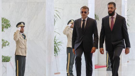Macron obiskal Damask. Blizu hotela, kjer je prenočil, odjeknili eksploziji. Ranjenih 18 ljudi.