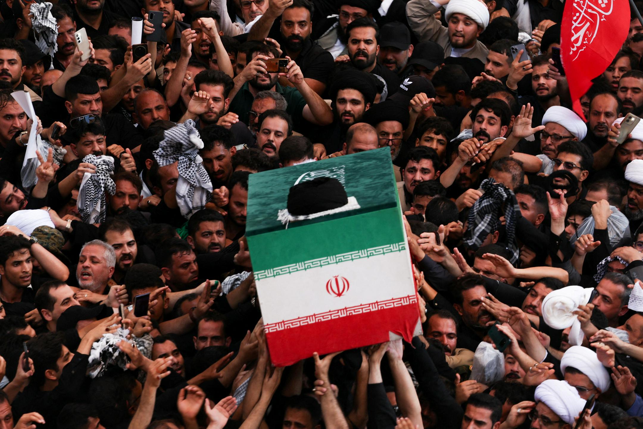 V Iraku potekajo pogrebne slovesnosti za pokojnega iranskega ajatolo Hameneja
