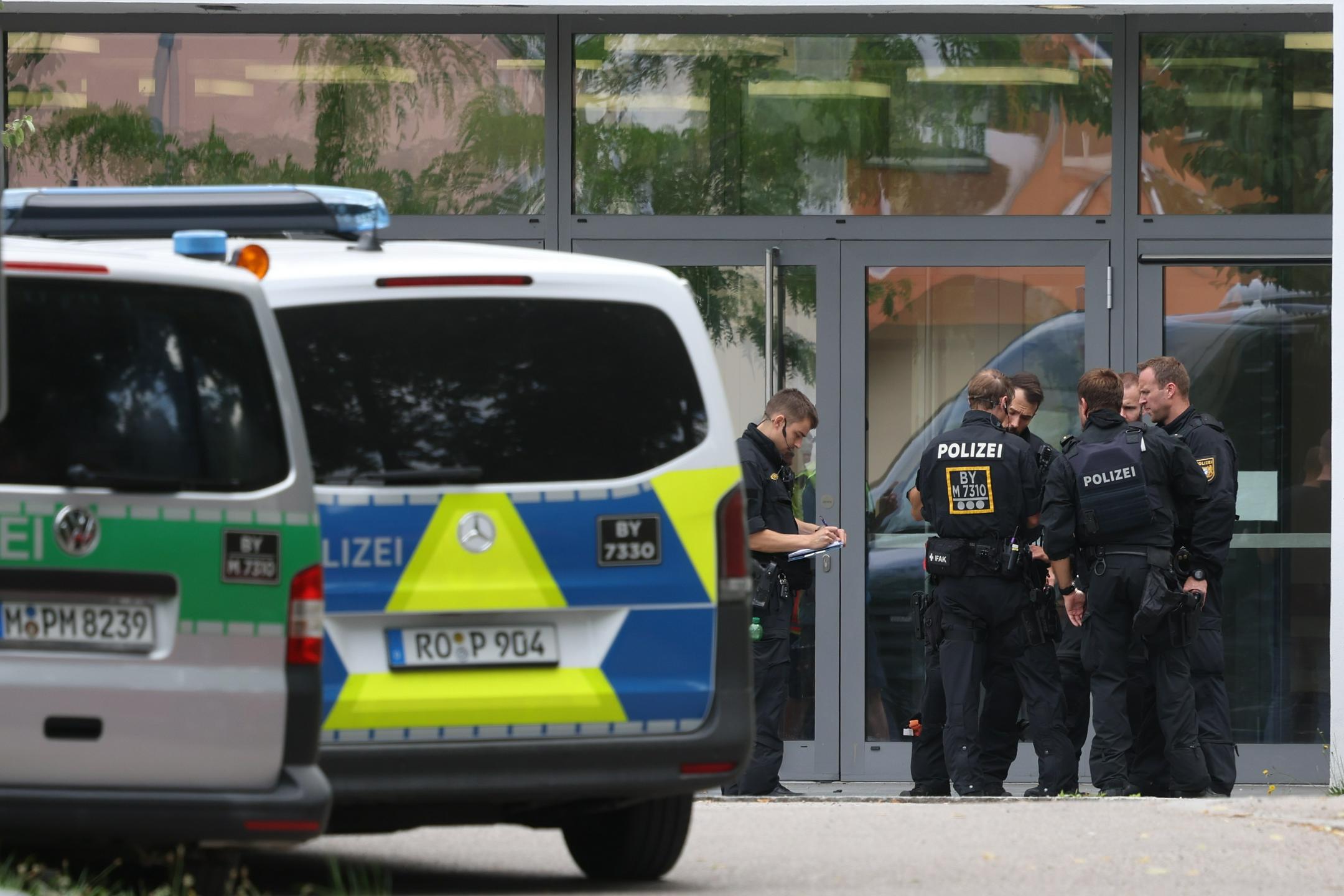 V napadu na srednji šoli na Bavarskem ranjeni gimnazijki. Aretiran 16-letni osumljenec.