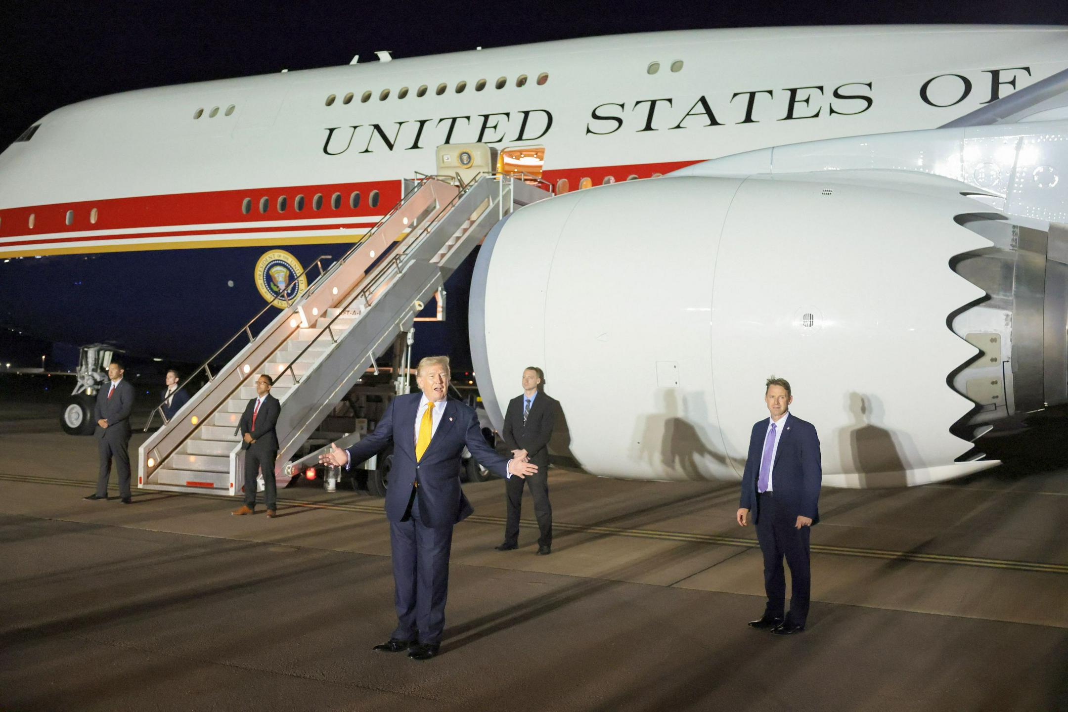 Po opozorilih na iranske priprave za atentat Trump med potjo domov zamenjal predsedniško letalo