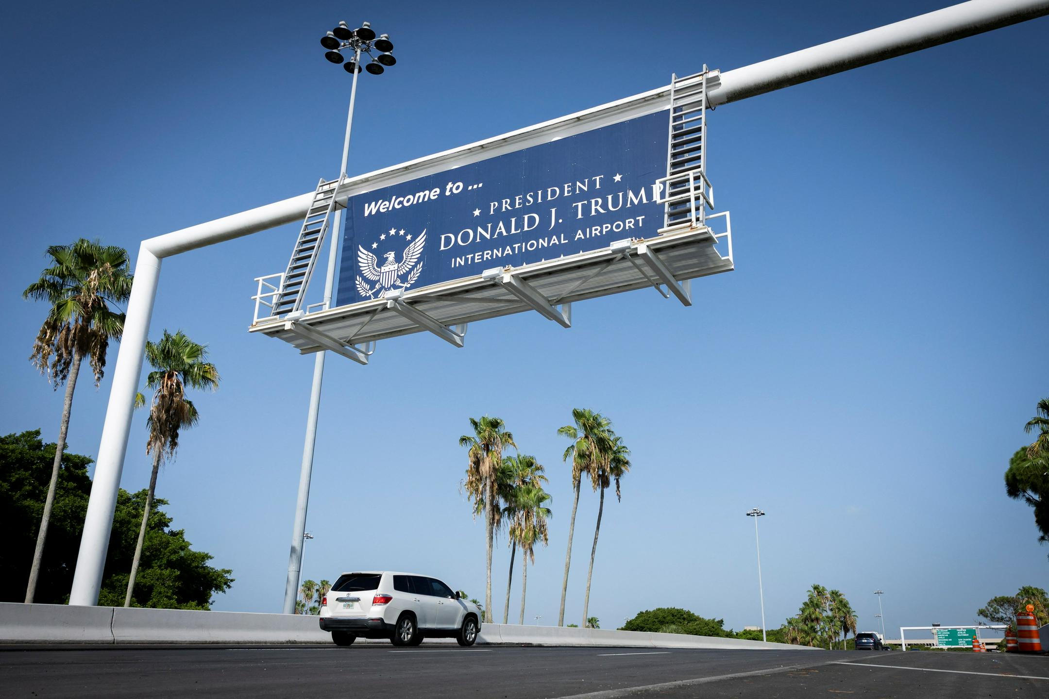 Ime floridskega letališča od zdaj krasi ime Trumpa