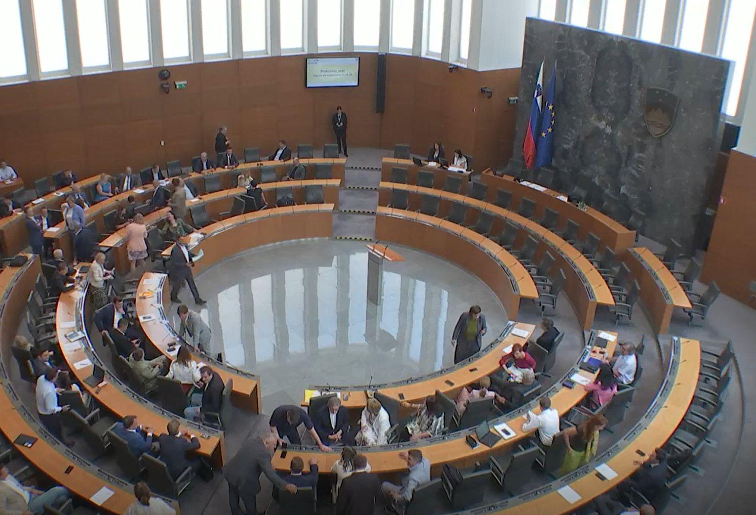 Poslanci niso potrdili dnevnega reda in s tem znova preprečili ustanovitev preiskovalnih komisij