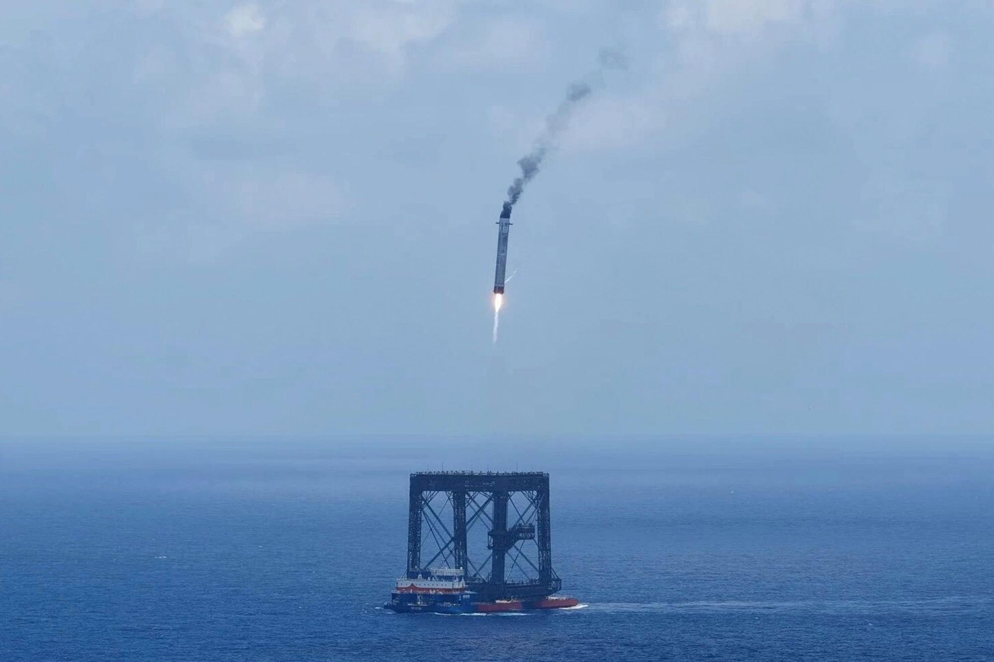 Kitajska prvič uspešno pristala nosilno raketo